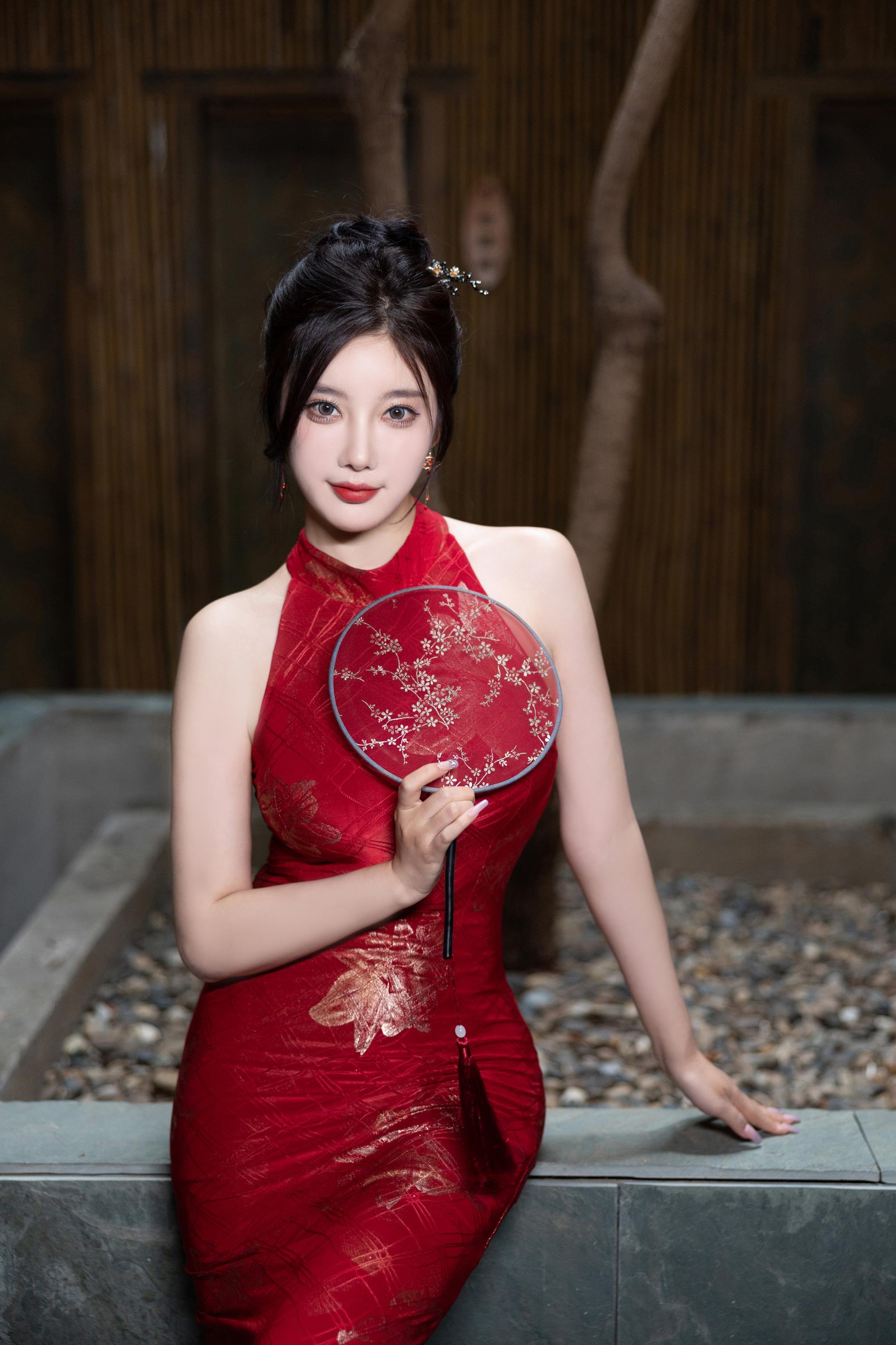 Ảnh] 杨晨晨Yome - Mẫu Nữ Mạng Xã Hội Trong Áo Dài Đỏ: Sự Kết Hợp Giữa Áo Dài Đỏ, Tất Đen Và Giày Cao Gót, Hòa Quyện Vẻ Đẹp Phương Đông Và Sự Quyến Rũ, Không Gian Riêng Tư Với Làn Da Mịn Màng, Đường Cong Êm Ái 109P