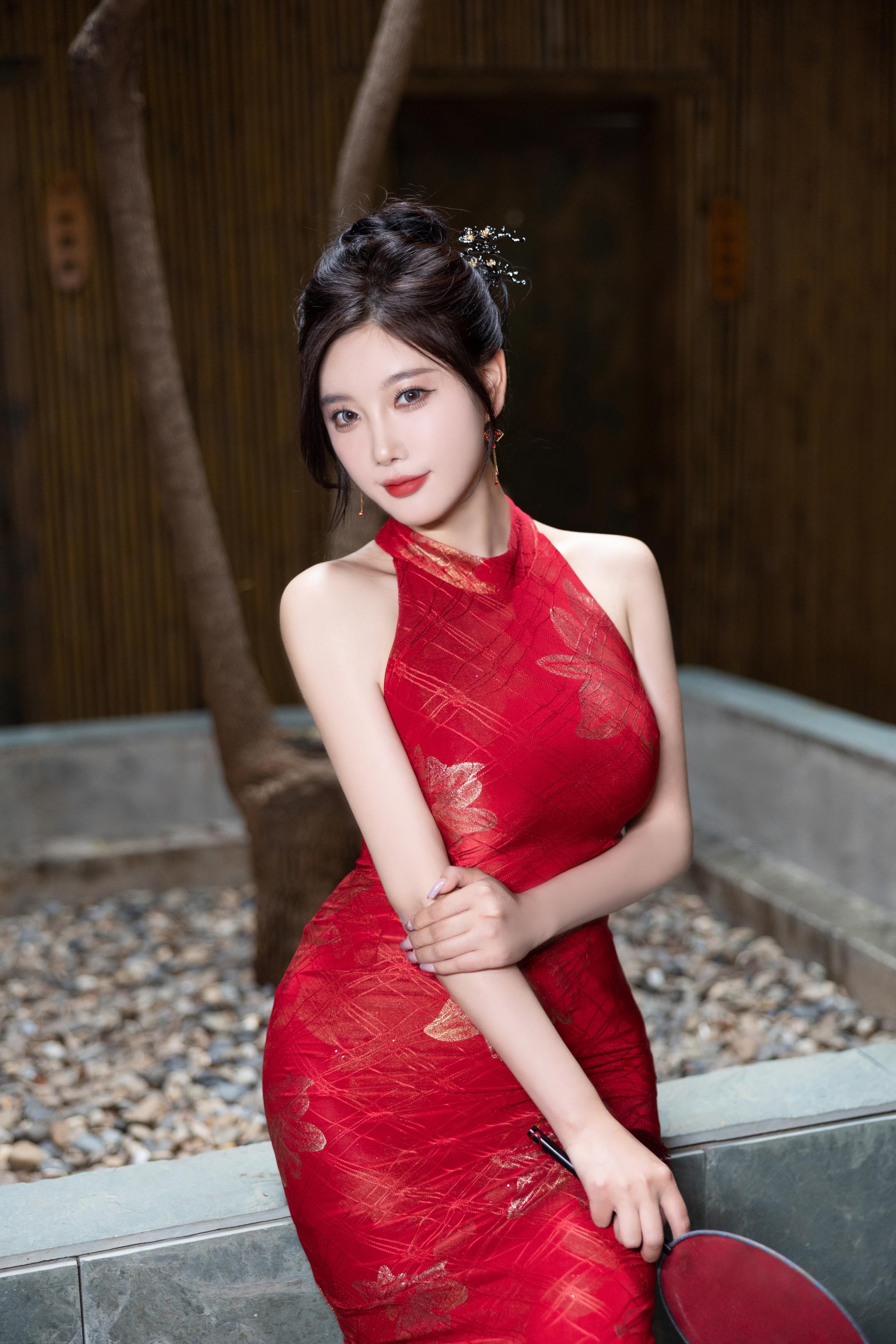 Ảnh] 杨晨晨Yome - Mẫu Nữ Mạng Xã Hội Trong Áo Dài Đỏ: Sự Kết Hợp Giữa Áo Dài Đỏ, Tất Đen Và Giày Cao Gót, Hòa Quyện Vẻ Đẹp Phương Đông Và Sự Quyến Rũ, Không Gian Riêng Tư Với Làn Da Mịn Màng, Đường Cong Êm Ái 109P