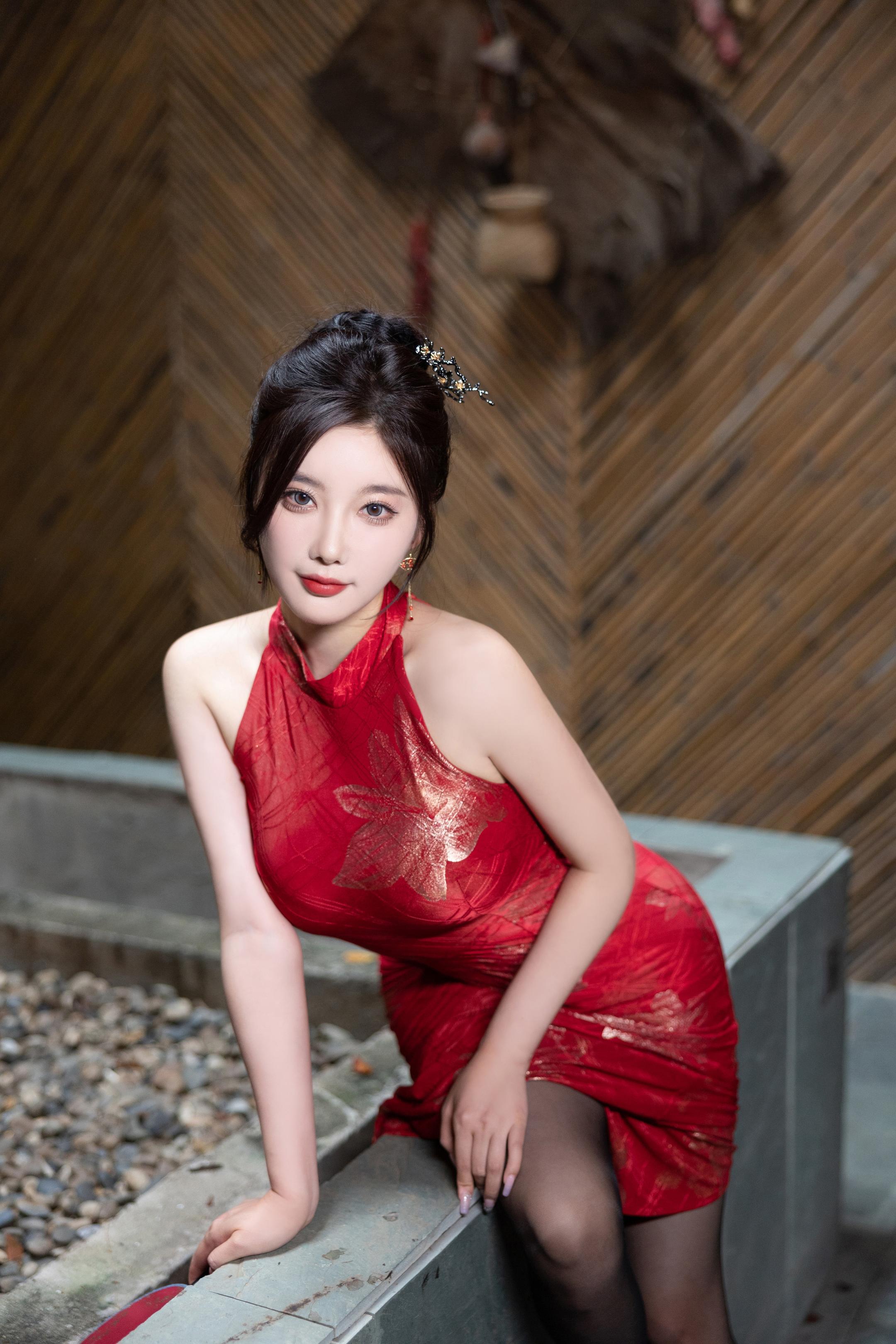 Ảnh] 杨晨晨Yome - Mẫu Nữ Mạng Xã Hội Trong Áo Dài Đỏ: Sự Kết Hợp Giữa Áo Dài Đỏ, Tất Đen Và Giày Cao Gót, Hòa Quyện Vẻ Đẹp Phương Đông Và Sự Quyến Rũ, Không Gian Riêng Tư Với Làn Da Mịn Màng, Đường Cong Êm Ái 109P