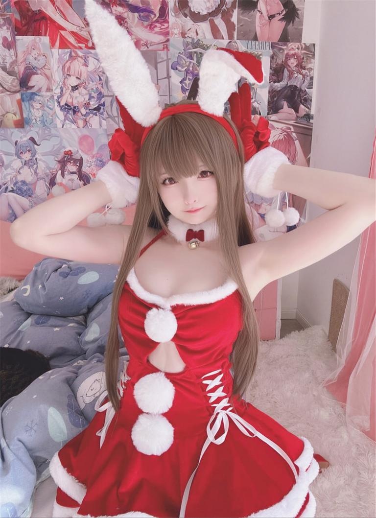 có phong cách] 习呆呆 - cosplay Bunniesanta: Người mẫu thực tế sexy thỏ Giáng Sinh với mũ thỏ, trang phục rách, ngực khủng, tất trắng, quyến rũ tột độ 18P+2V