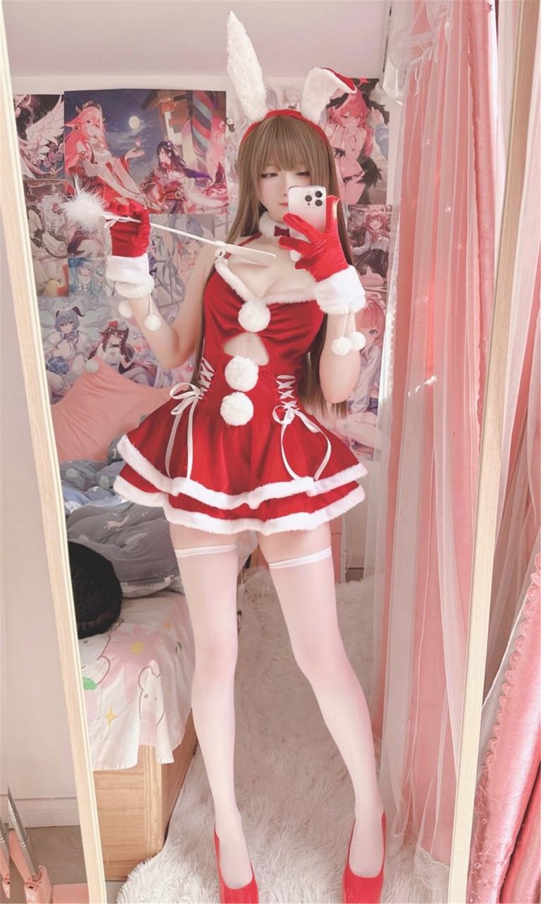 có phong cách] 习呆呆 - cosplay Bunniesanta: Người mẫu thực tế sexy thỏ Giáng Sinh với mũ thỏ, trang phục rách, ngực khủng, tất trắng, quyến rũ tột độ 18P+2V
