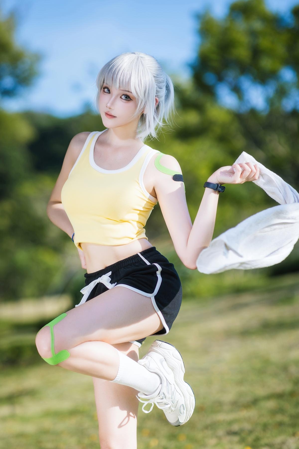 [cosplay] 瓜希酱 - 灵笼·白月魁运动服：白月魁经典运动服造型还原 干练气质与角色神韵兼具 简洁场景下的力量感与线条美呈现 15P