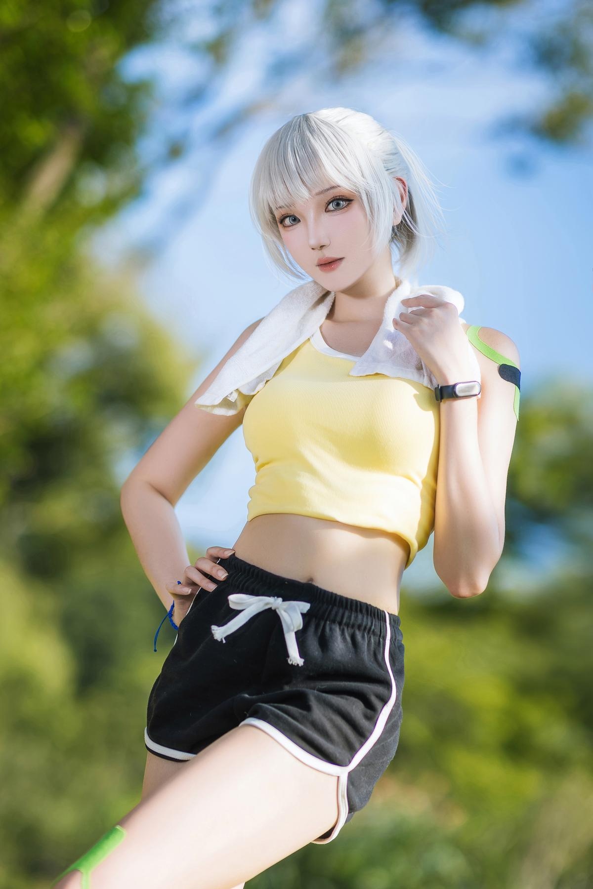 [cosplay] 瓜希酱 - 灵笼·白月魁运动服：白月魁经典运动服造型还原 干练气质与角色神韵兼具 简洁场景下的力量感与线条美呈现 15P