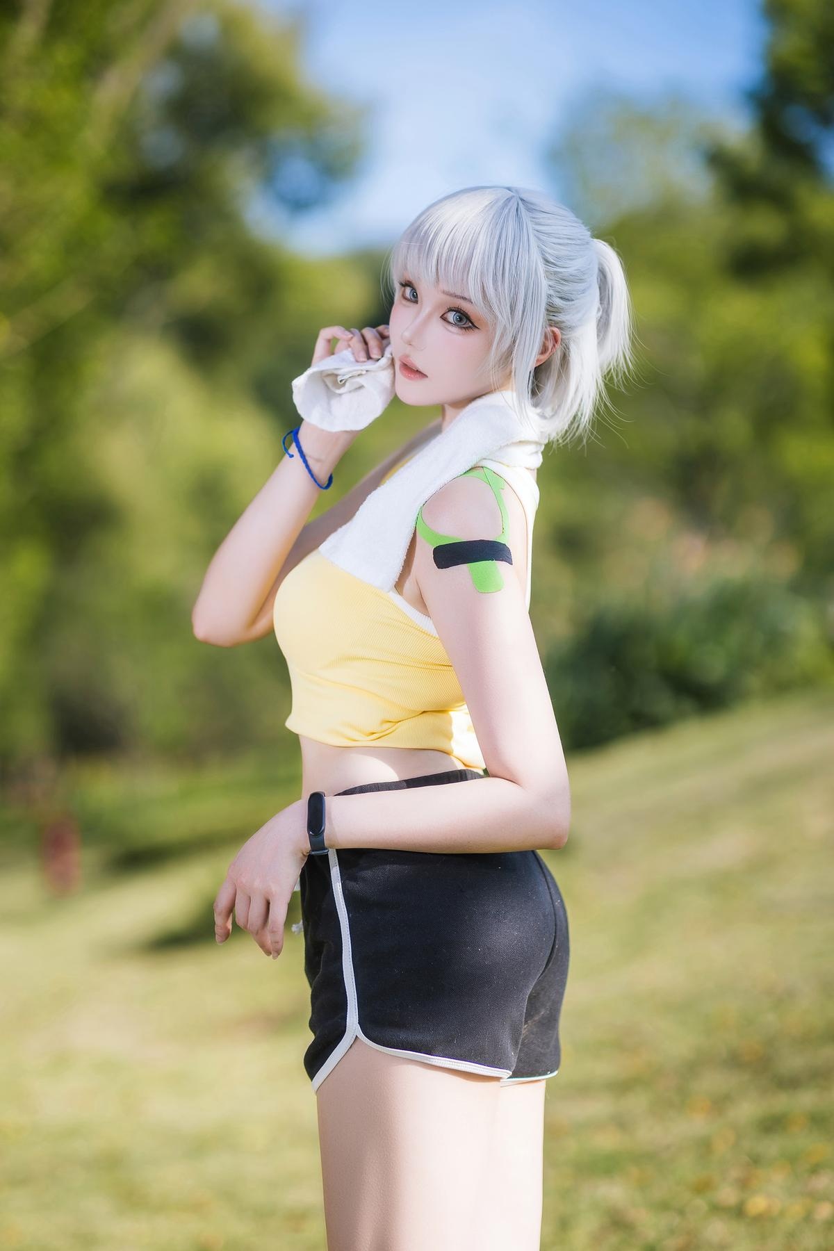 [cosplay] 瓜希酱 - 灵笼·白月魁运动服：白月魁经典运动服造型还原 干练气质与角色神韵兼具 简洁场景下的力量感与线条美呈现 15P