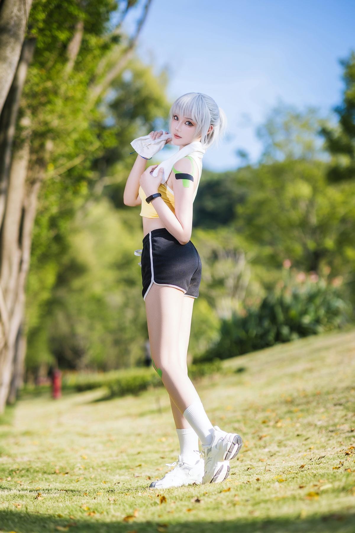 [cosplay] 瓜希酱 - 灵笼·白月魁运动服：白月魁经典运动服造型还原 干练气质与角色神韵兼具 简洁场景下的力量感与线条美呈现 15P