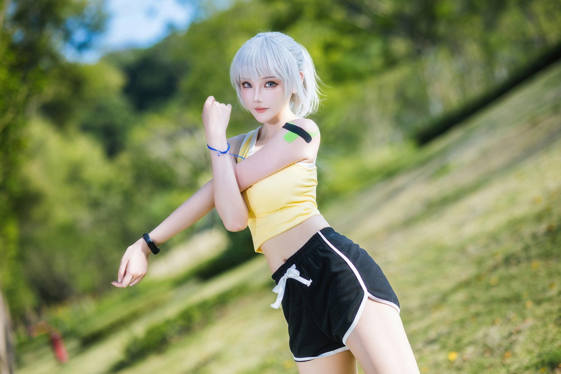 [cosplay] 瓜希酱 - 灵笼·白月魁运动服：白月魁经典运动服造型还原 干练气质与角色神韵兼具 简洁场景下的力量感与线条美呈现 15P