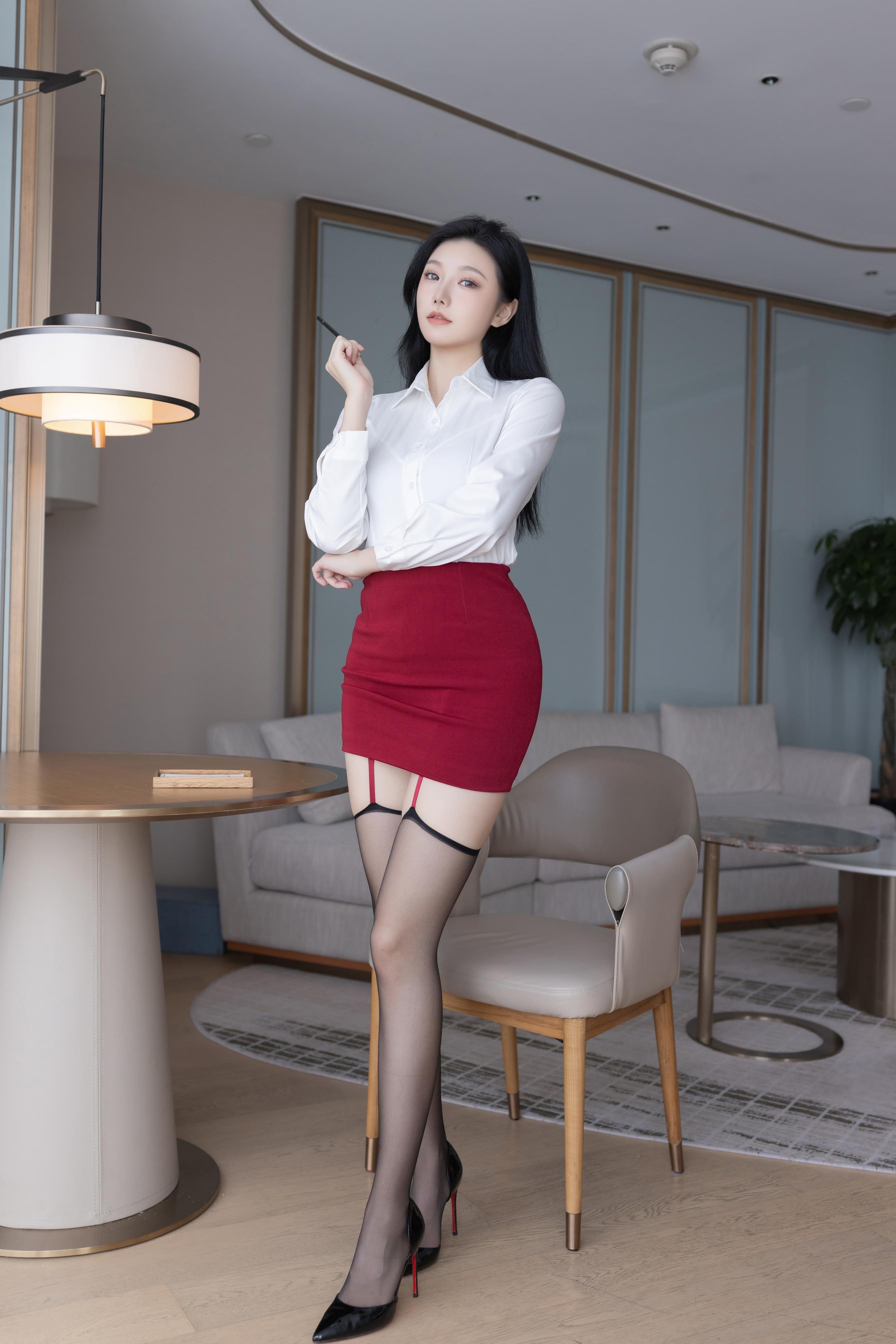 사진] 安然anran - 수인网红 스커트 OL: 빨간 OL 원피스 스타일, 도시의 세련미와 섹시함을 동시에 표현한 고급스러운 분위기, 하이힐로 늘씬한 몸매 강조, 실내 감성 개인 사진 90P
