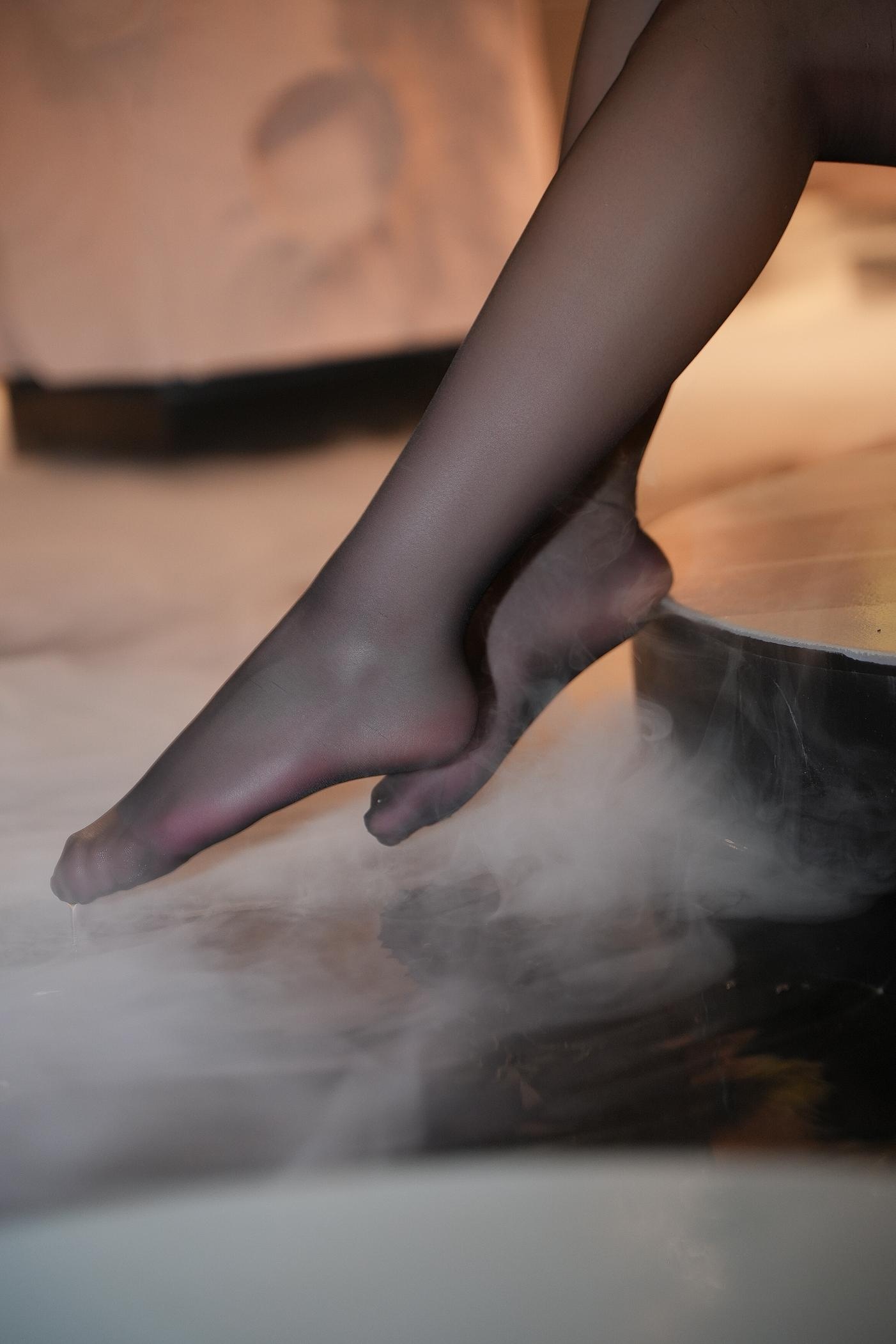 Ảnh] Châu Nhàn Hi - Bộ ảnh chủ đề áo choàng tắm tại XiuRen: Áo choàng và tất đen giao thoa, tôn lên đôi chân dài và không khí quyến rũ trưởng thành 76P
