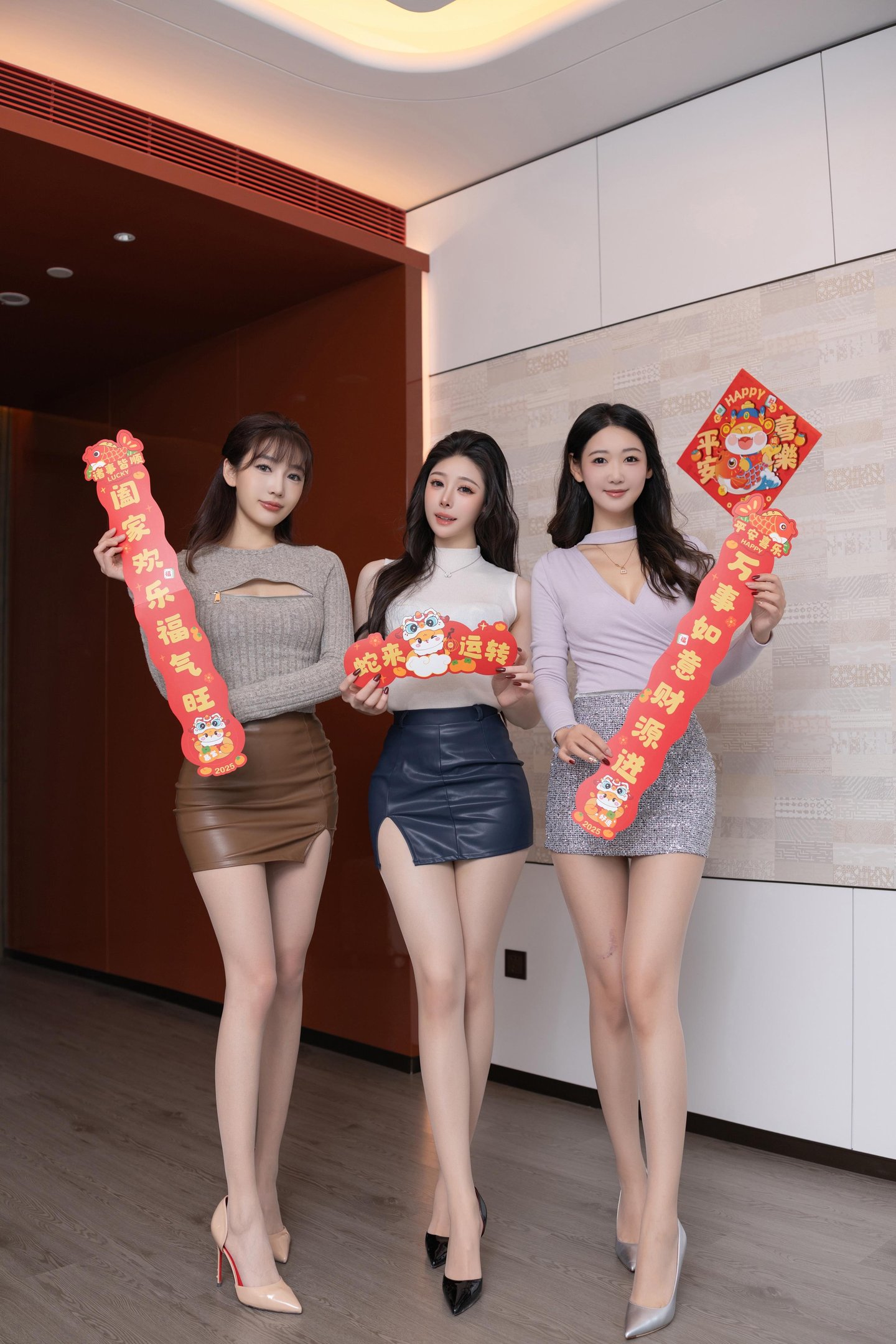ภาพถ่าย] หลู่เซียนเซียน & เซี่ยเสี่ยวโต้ว & ทังอันฉี - สามพี่น้องจาก秀人网ถ่ายภาพธีมปีใหม่: เสื้อผ้าสีแดงและองค์ประกอบเทศกาลผสมผสาน สร้างบรรยากาศอบอุ่นและหวานชื่น 101P