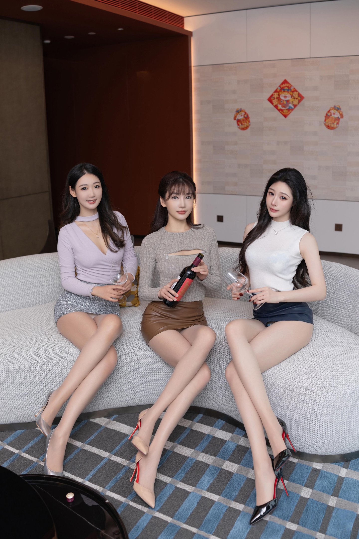 ภาพถ่าย] หลู่เซียนเซียน & เซี่ยเสี่ยวโต้ว & ทังอันฉี - สามพี่น้องจาก秀人网ถ่ายภาพธีมปีใหม่: เสื้อผ้าสีแดงและองค์ประกอบเทศกาลผสมผสาน สร้างบรรยากาศอบอุ่นและหวานชื่น 101P