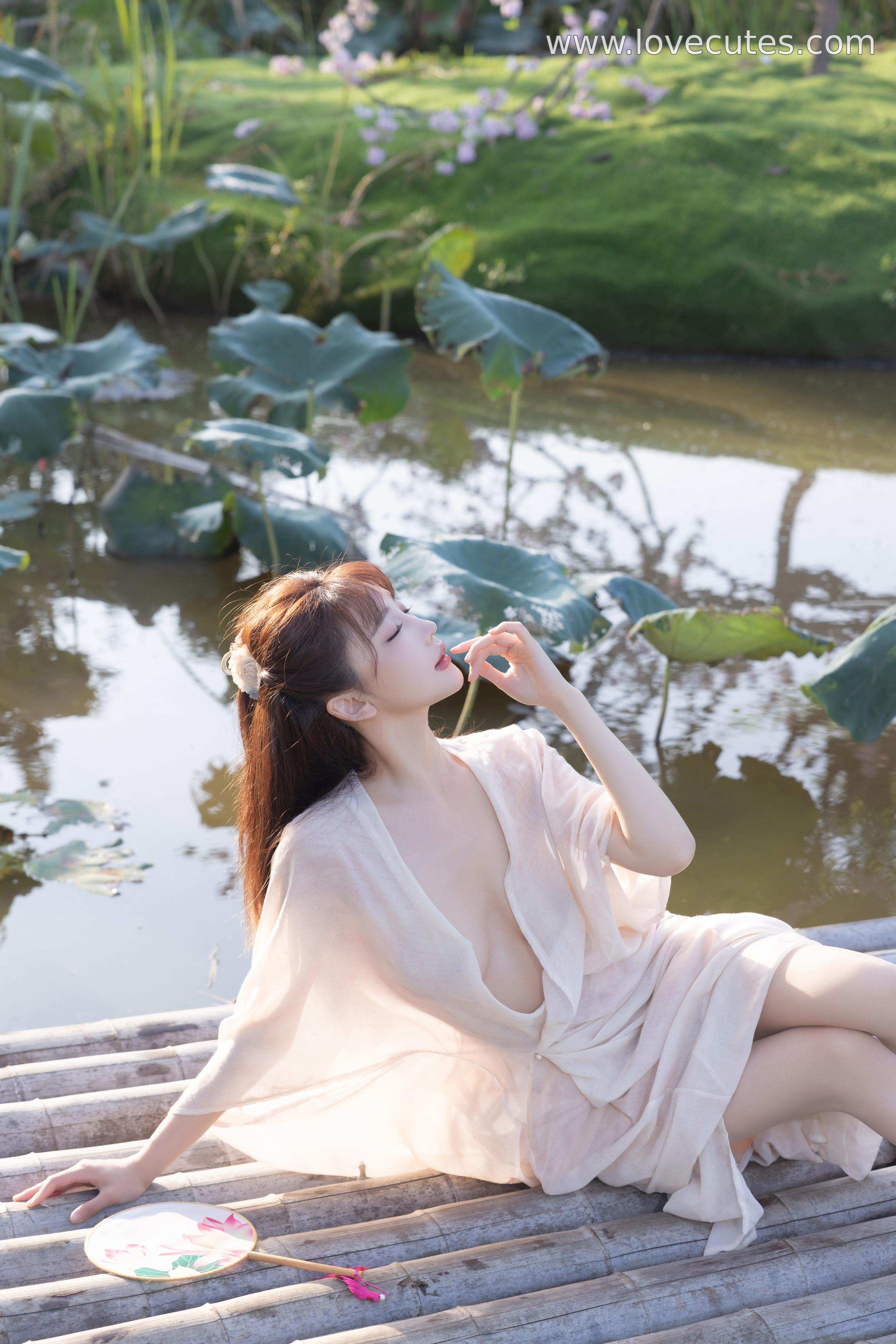 [写真] 陆萱萱 - 秀人网荷花主题写真：清雅荷花元素与柔美身姿相融 呈现东方韵味与自然气质的优雅画面 91P