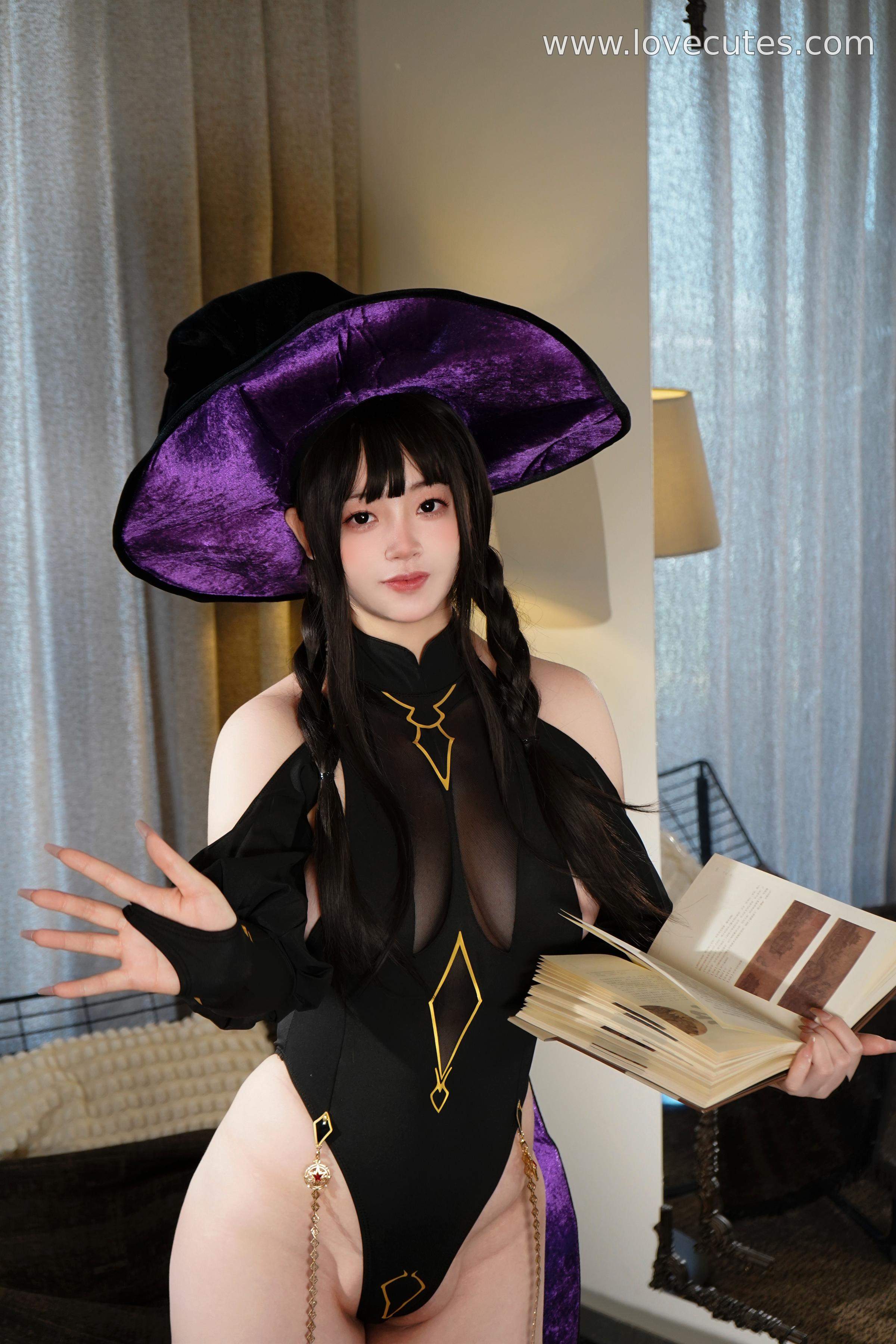cosplay] 毛毛帽 - Ảnh Chụp Chủ Đề Đêm Của Phù Thủy: Hòa Quyện Giữa Hình Ảnh Phù Thủy Đen Tối Và Không Gian Đêm Tạo Nên Câu Chuyện Thị Giác Huyền Bí Và Cuốn Hút 105P+2V