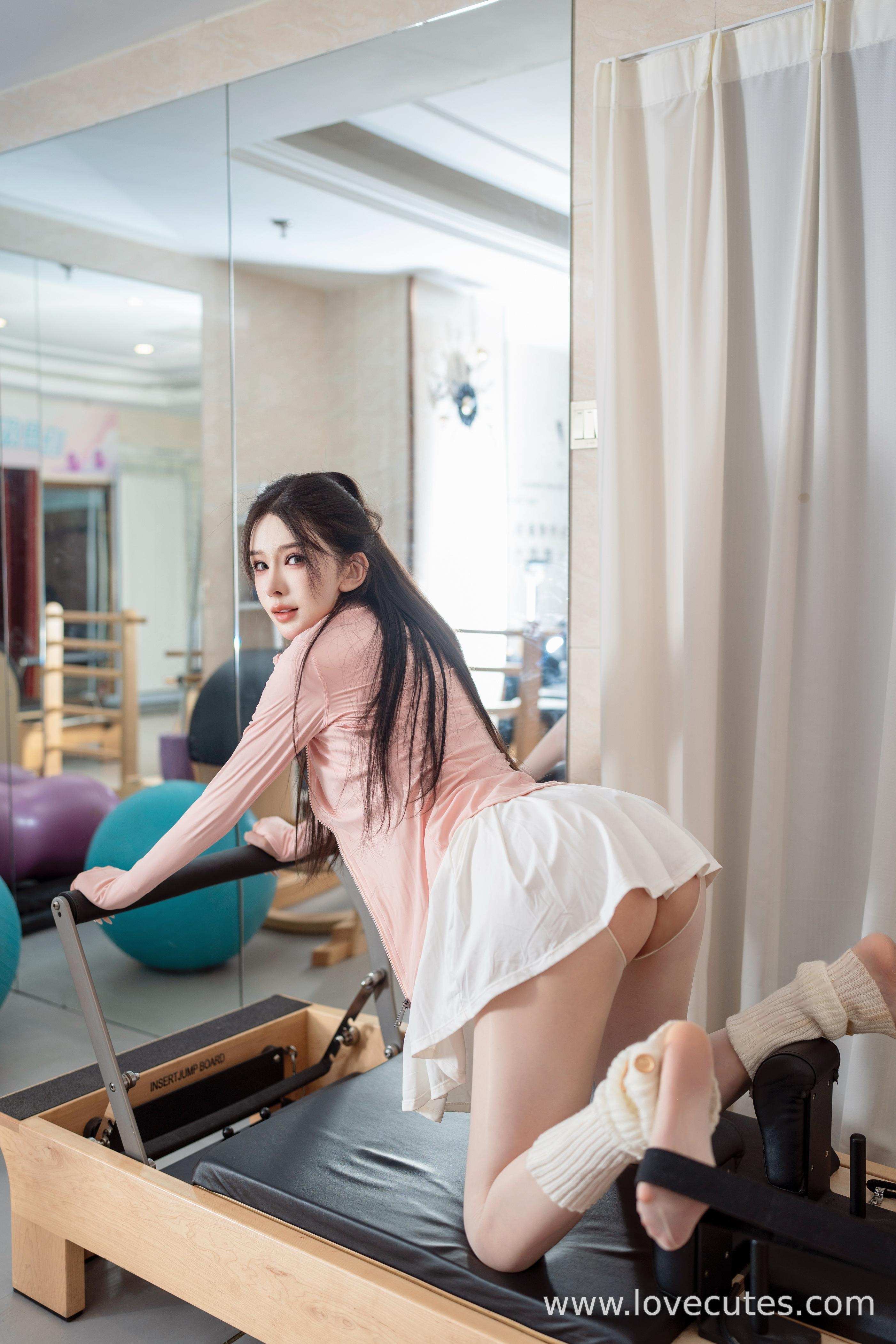 Ảnh] Lý Lệ Sa - Chủ đề đôi lãng mạn trên XiuRen: Tạo hình tất trắng trong phòng gym, tôn vinh đôi chân dài và không khí thân mật 90P
