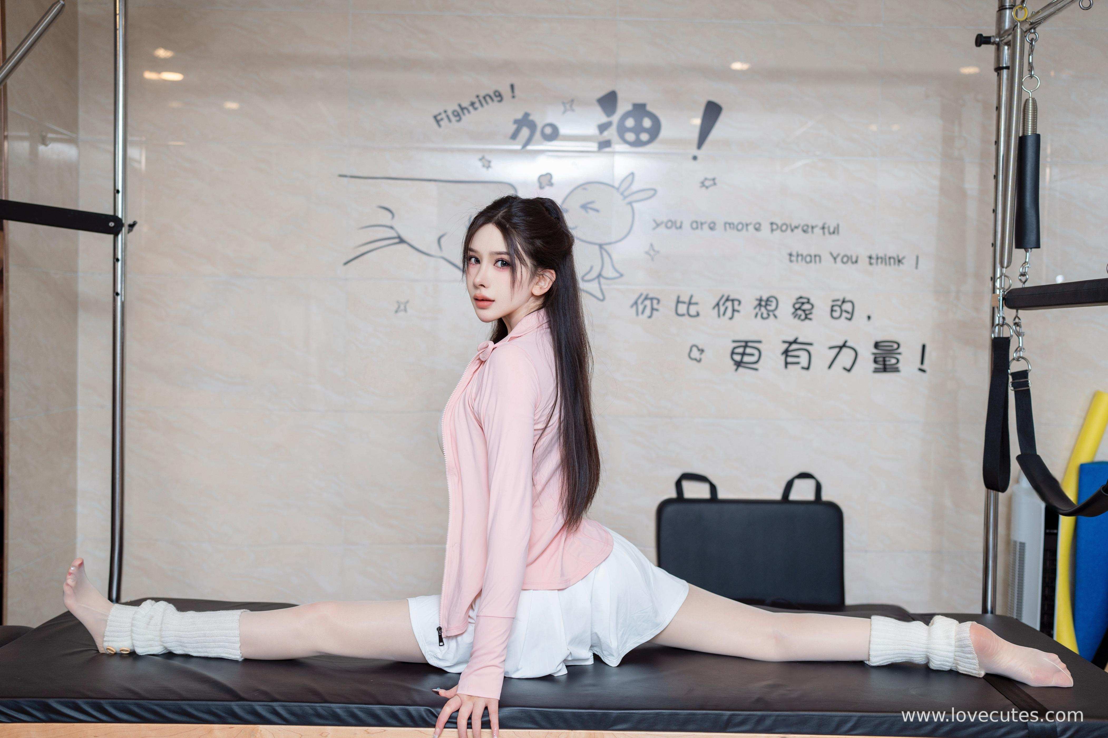 Ảnh] Lý Lệ Sa - Chủ đề đôi lãng mạn trên XiuRen: Tạo hình tất trắng trong phòng gym, tôn vinh đôi chân dài và không khí thân mật 90P