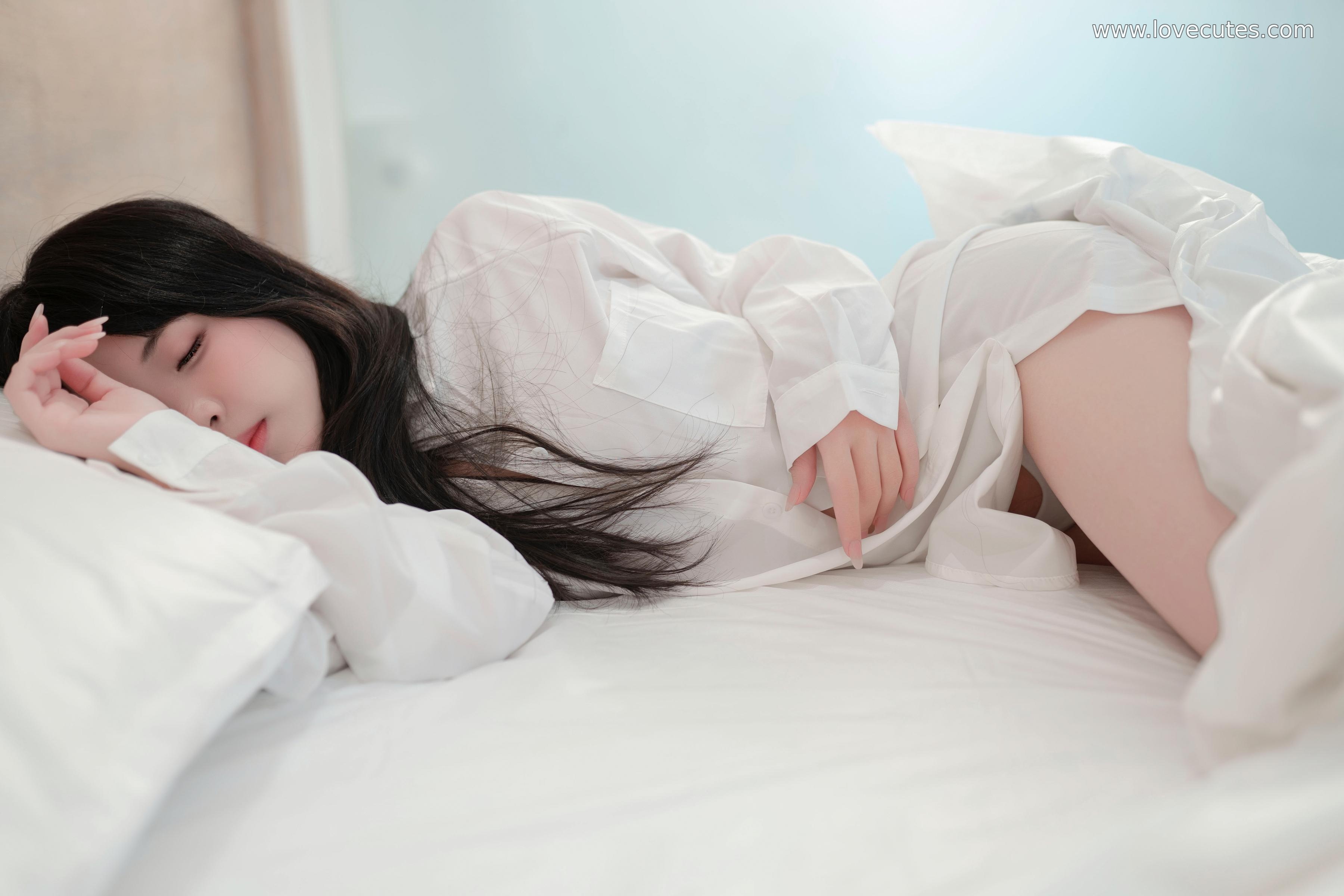 写真] Bangni邦尼 - cos 男友衬衫: Người đẹp quyến rũ với chân trắng mịn, áo透视 trên giường, kích thích không giới hạn 99P