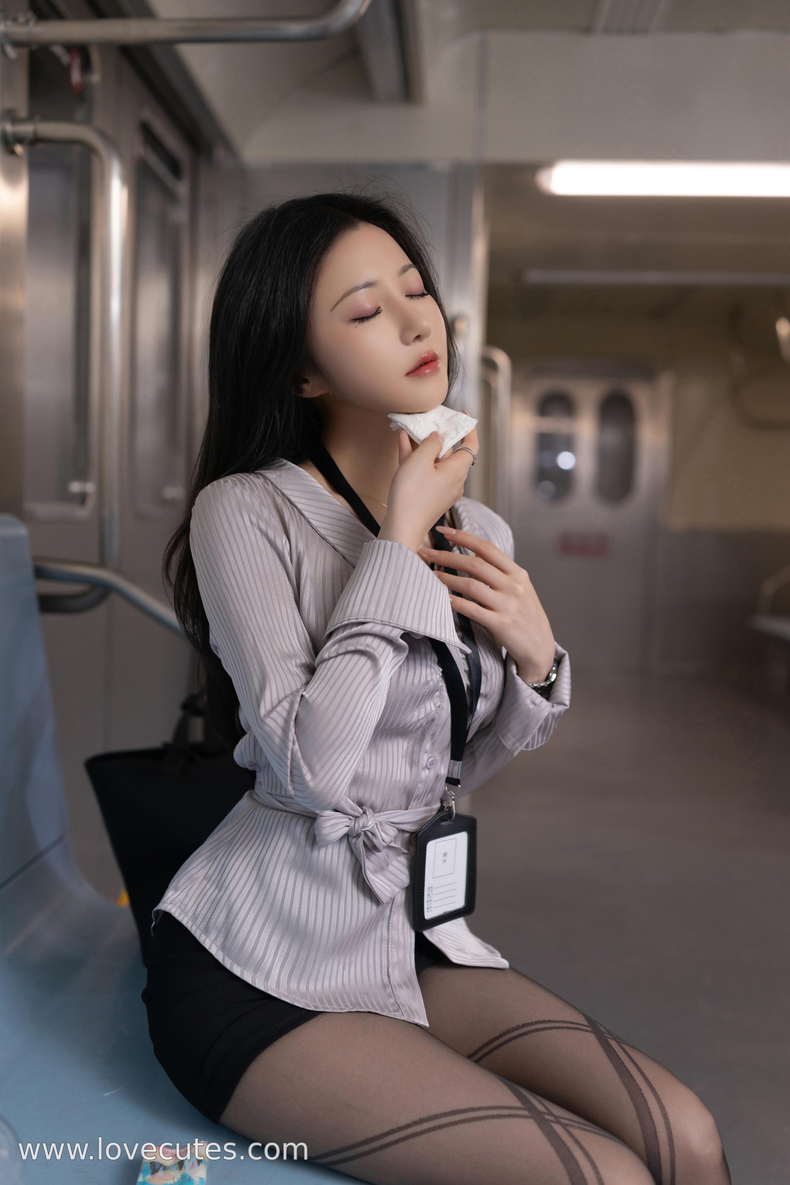 [模特] 鱼子酱Fish - 催眠地铁：地铁场景+制服元素 黑丝高跟配豹纹点缀 反差撩人 氛围拉满 120P