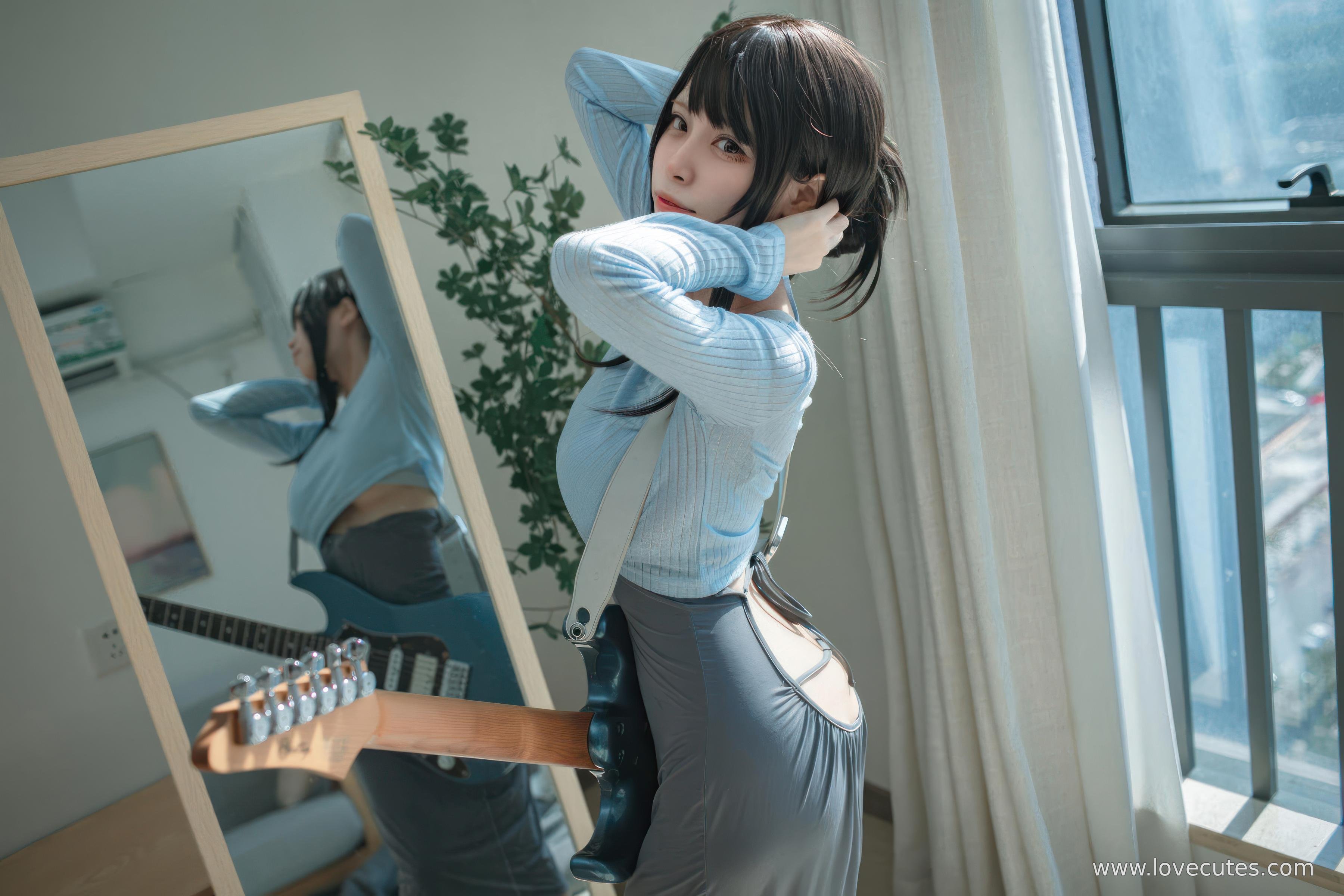 [cosplay] 三無人型 - 吉他妹妹：原创吉他少女造型还原 音乐主题与舞台感结合 自然氛围下的人物神态与青春感呈现 24P