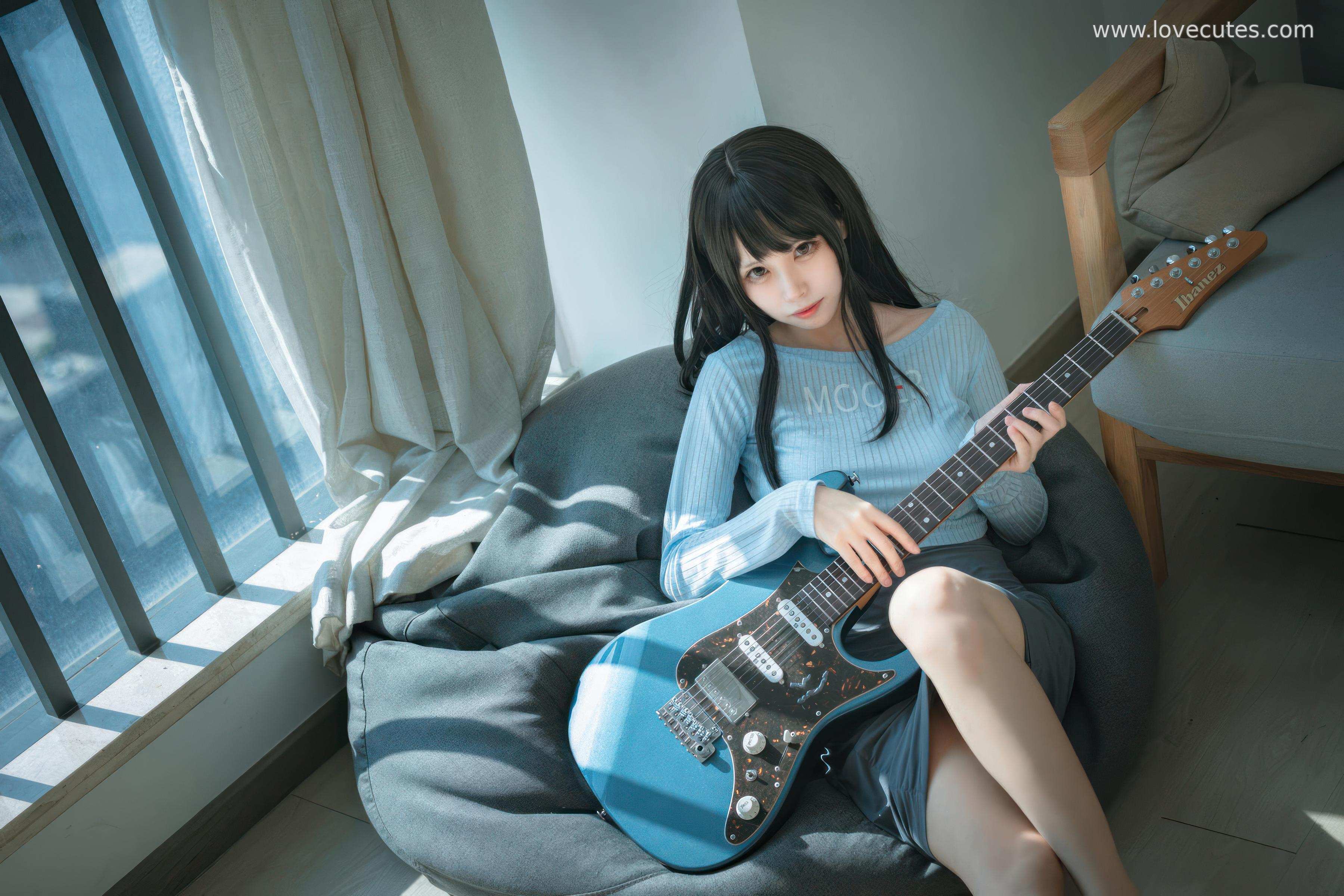 [cosplay] 三無人型 - 吉他妹妹：原创吉他少女造型还原 音乐主题与舞台感结合 自然氛围下的人物神态与青春感呈现 24P