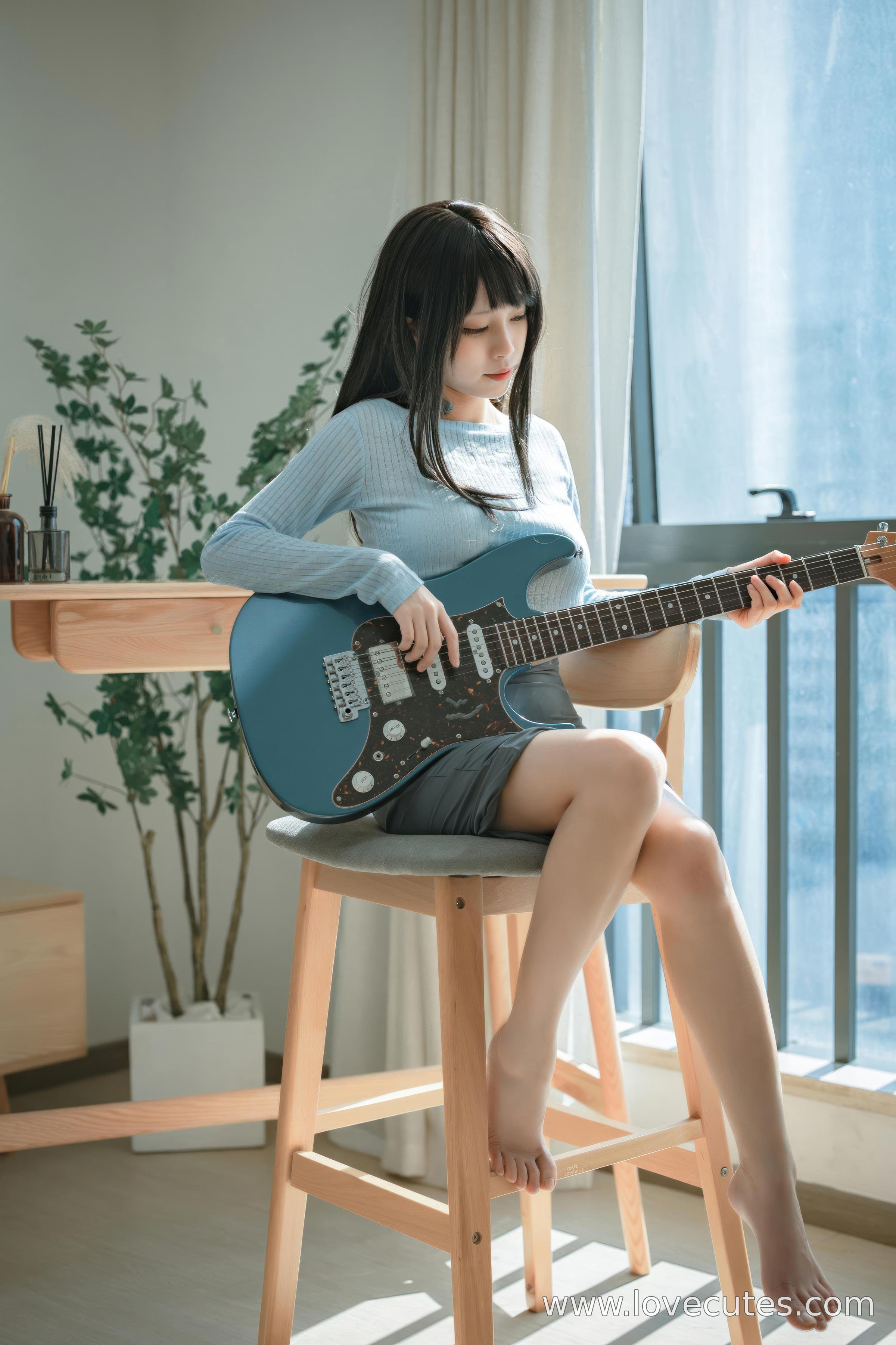 [cosplay] 三無人型 - 吉他妹妹：原创吉他少女造型还原 音乐主题与舞台感结合 自然氛围下的人物神态与青春感呈现 24P