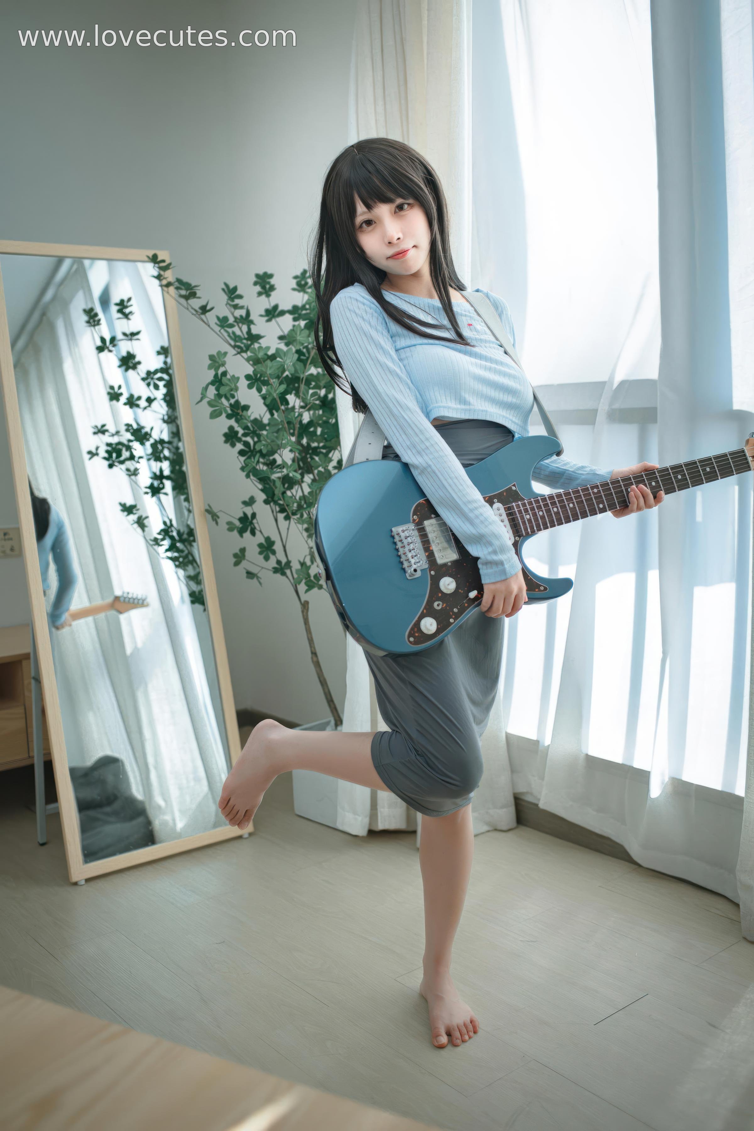 [cosplay] 三無人型 - 吉他妹妹：原创吉他少女造型还原 音乐主题与舞台感结合 自然氛围下的人物神态与青春感呈现 24P