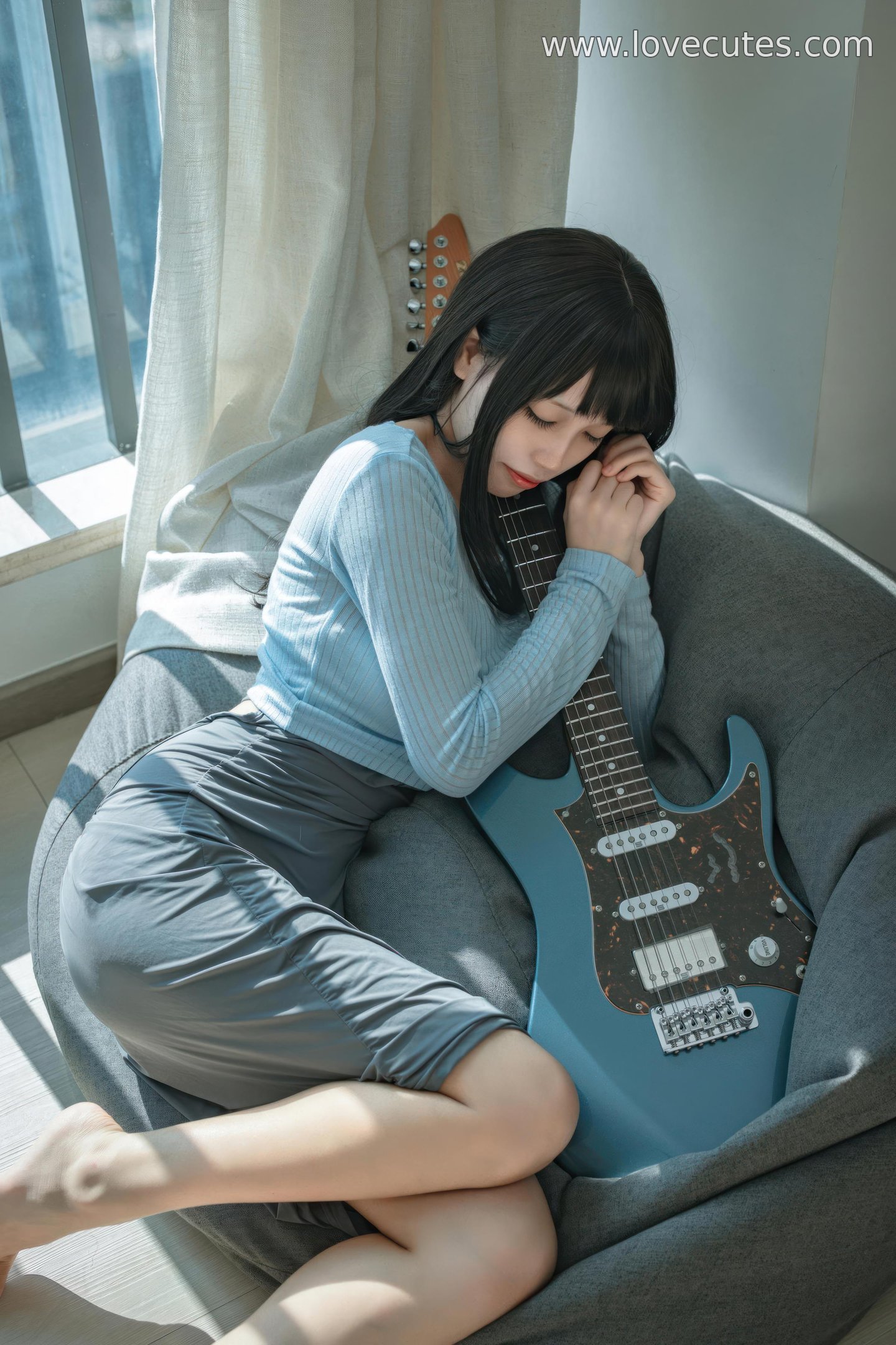 [cosplay] 三無人型 - 吉他妹妹：原创吉他少女造型还原 音乐主题与舞台感结合 自然氛围下的人物神态与青春感呈现 24P