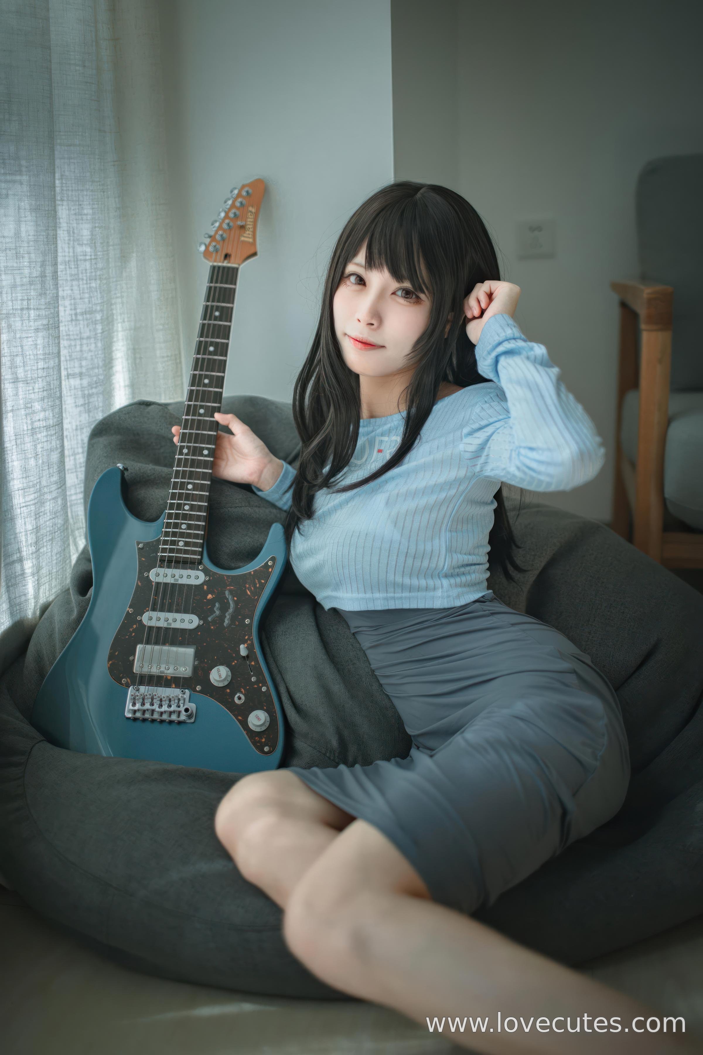 [cosplay] 三無人型 - 吉他妹妹：原创吉他少女造型还原 音乐主题与舞台感结合 自然氛围下的人物神态与青春感呈现 24P