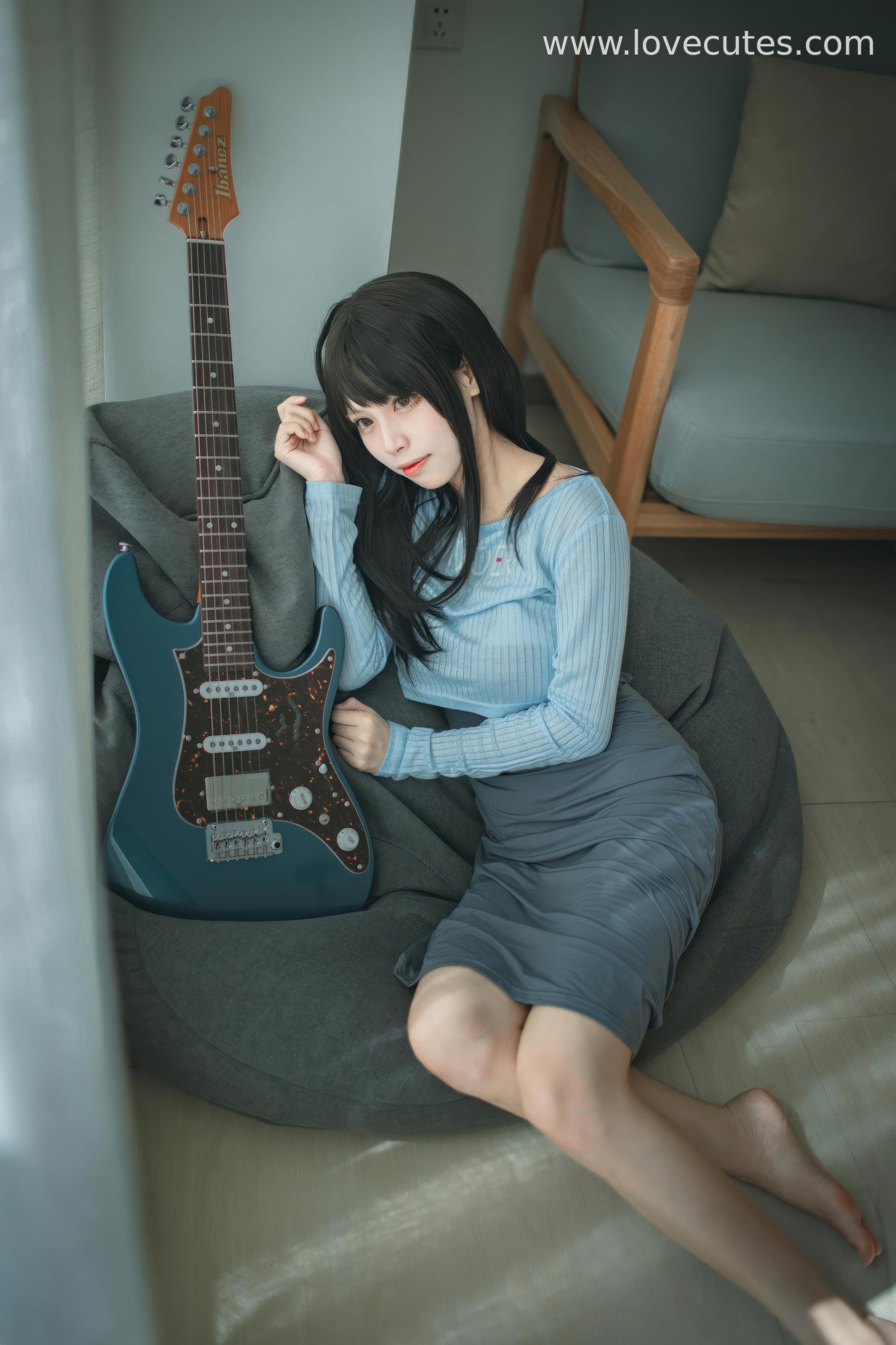 [cosplay] 三無人型 - 吉他妹妹：原创吉他少女造型还原 音乐主题与舞台感结合 自然氛围下的人物神态与青春感呈现 24P