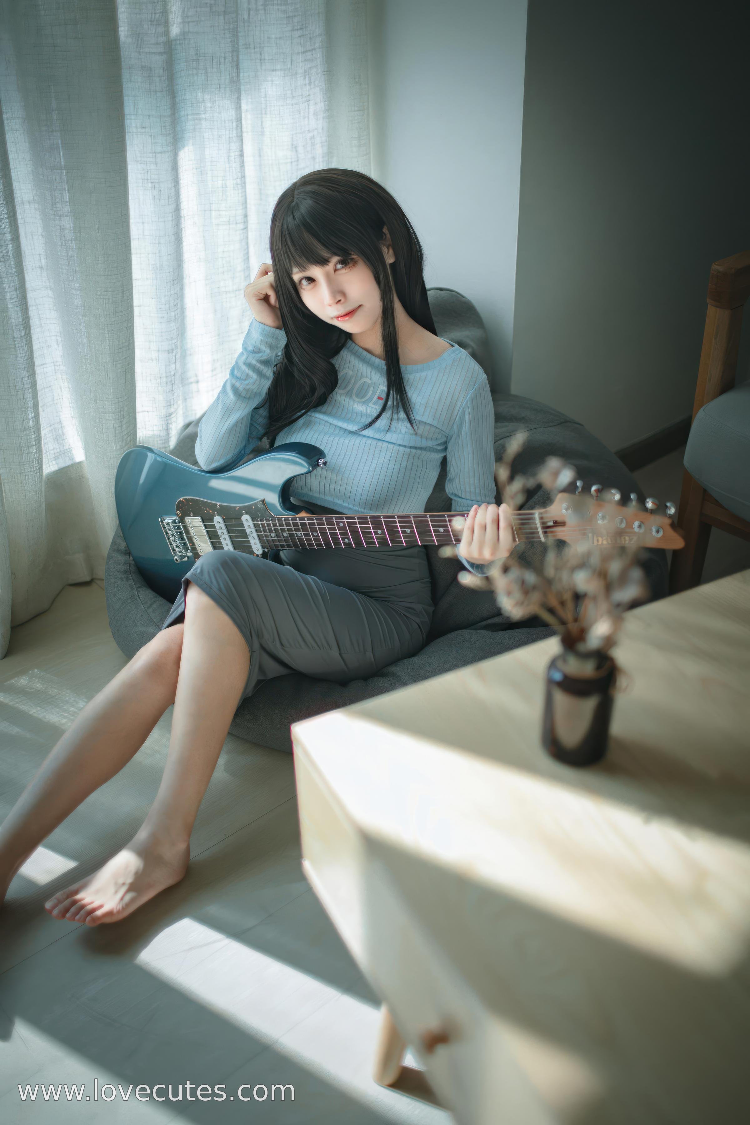 [cosplay] 三無人型 - 吉他妹妹：原创吉他少女造型还原 音乐主题与舞台感结合 自然氛围下的人物神态与青春感呈现 24P