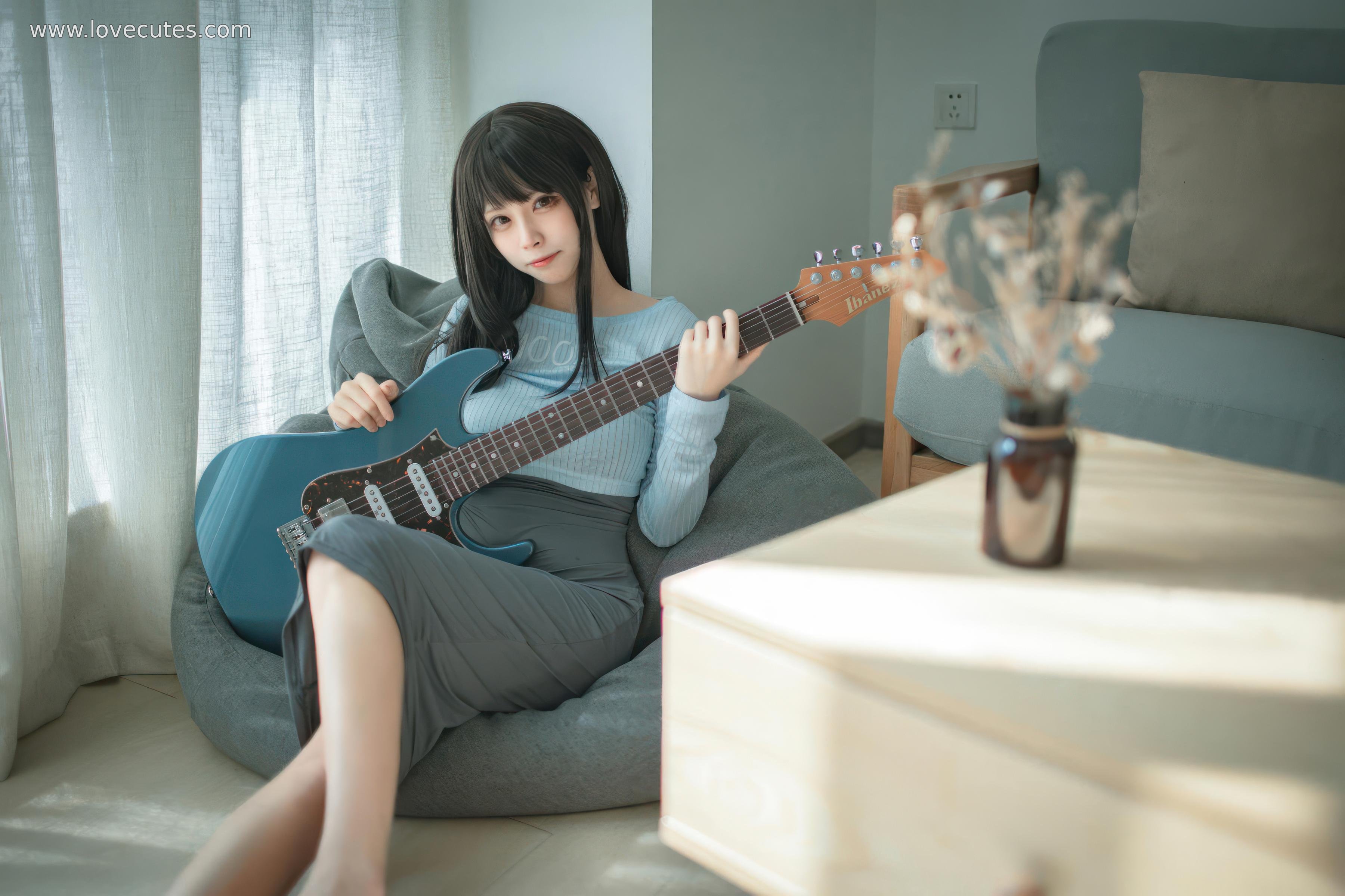 [cosplay] 三無人型 - 吉他妹妹：原创吉他少女造型还原 音乐主题与舞台感结合 自然氛围下的人物神态与青春感呈现 24P