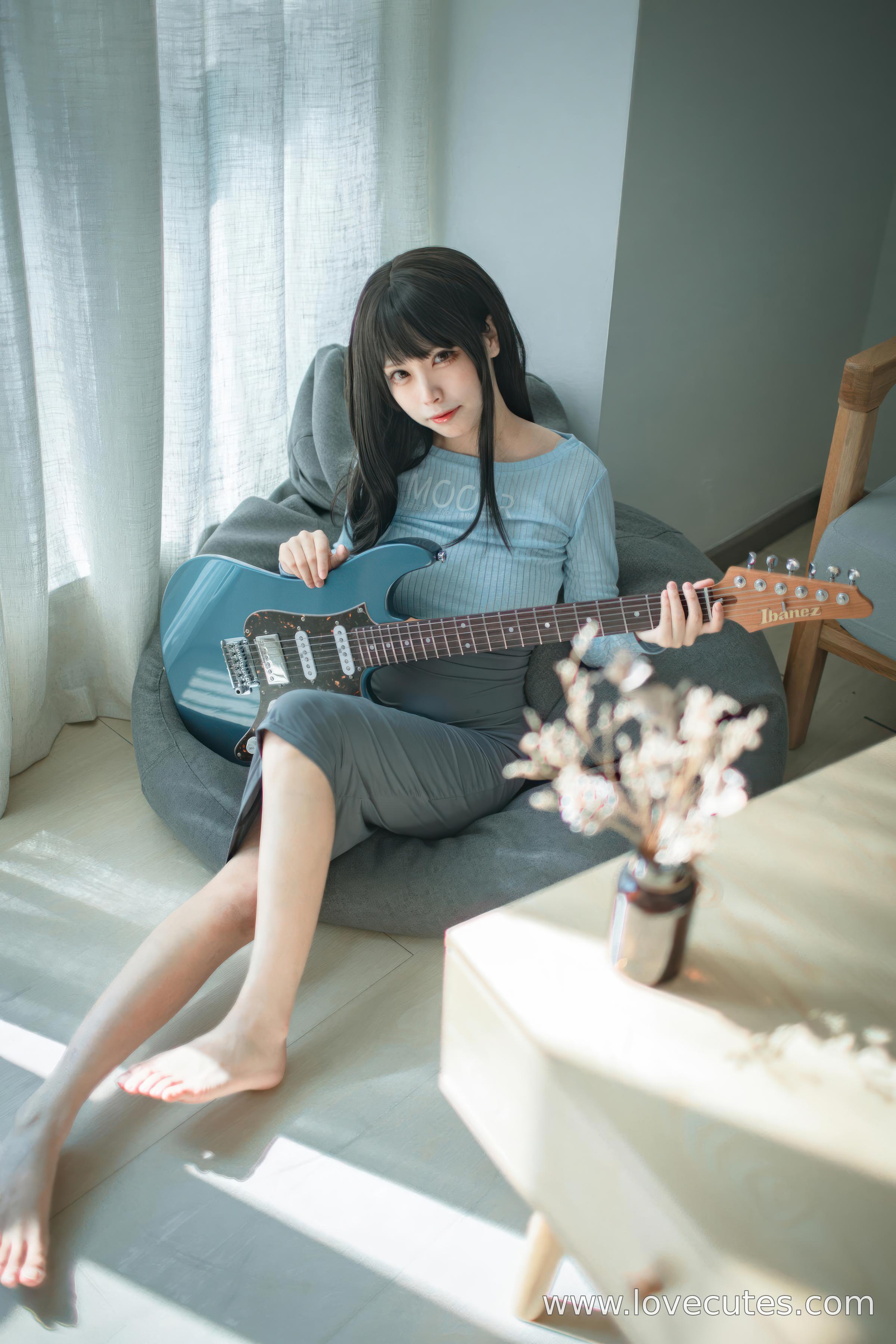 [cosplay] 三無人型 - 吉他妹妹：原创吉他少女造型还原 音乐主题与舞台感结合 自然氛围下的人物神态与青春感呈现 24P