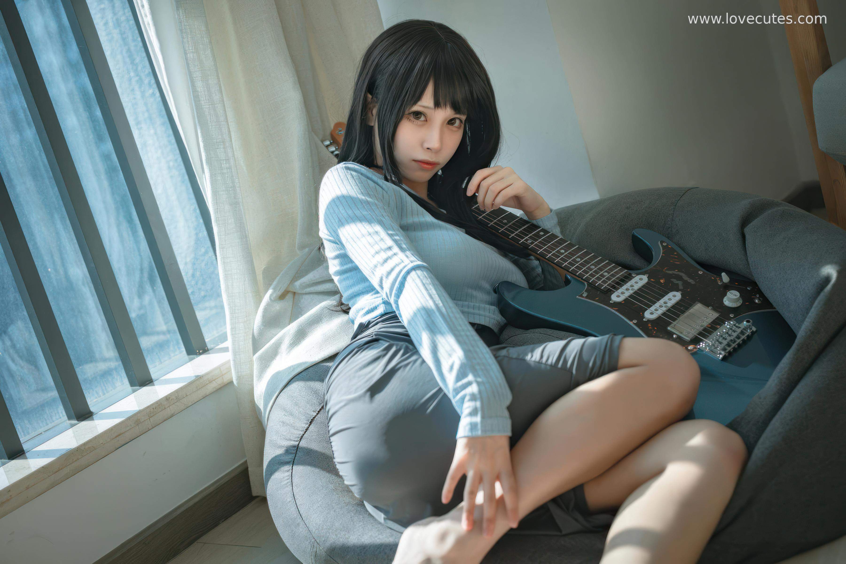 [cosplay] 三無人型 - 吉他妹妹：原创吉他少女造型还原 音乐主题与舞台感结合 自然氛围下的人物神态与青春感呈现 24P