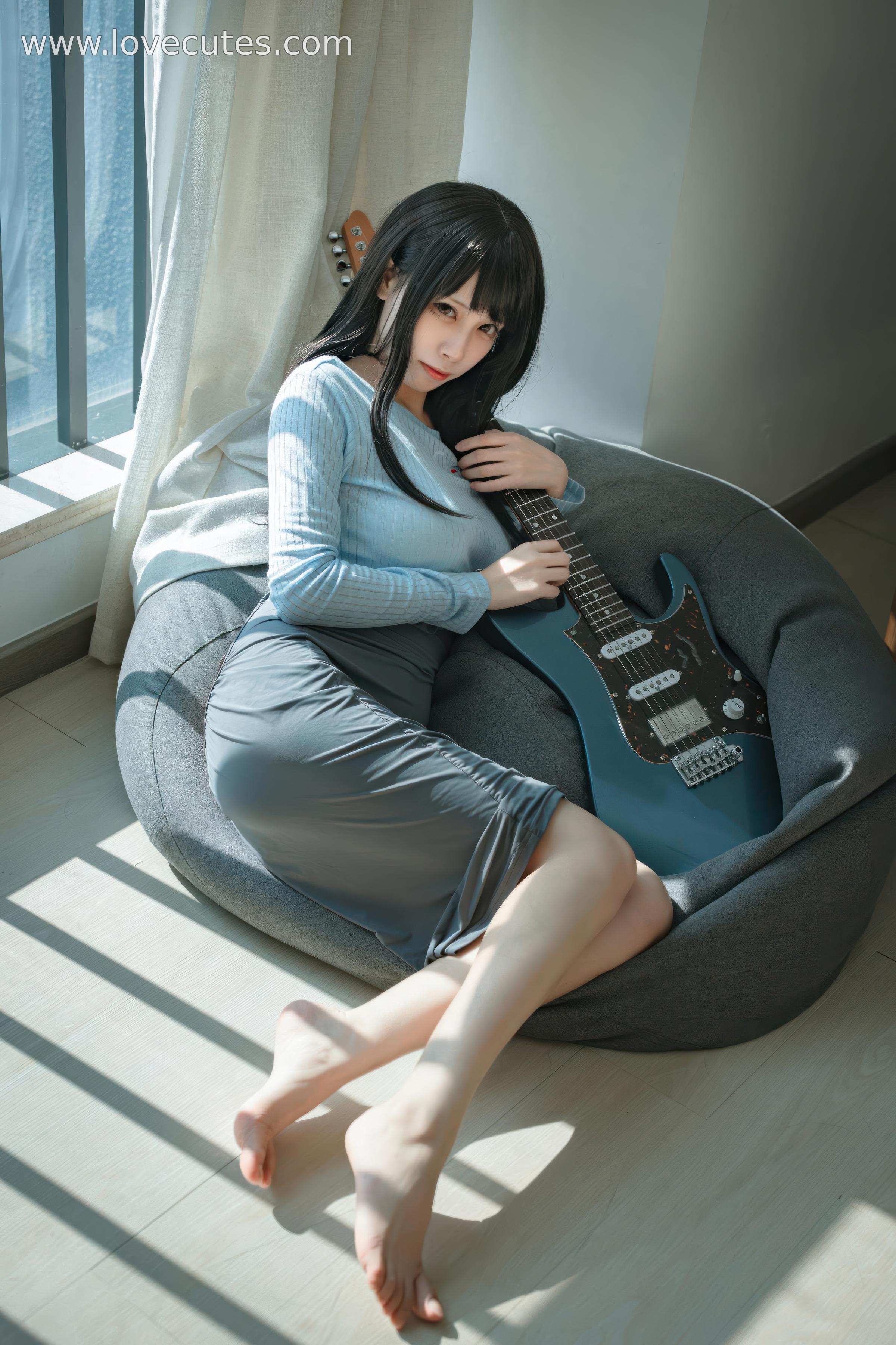 [cosplay] 三無人型 - 吉他妹妹：原创吉他少女造型还原 音乐主题与舞台感结合 自然氛围下的人物神态与青春感呈现 24P