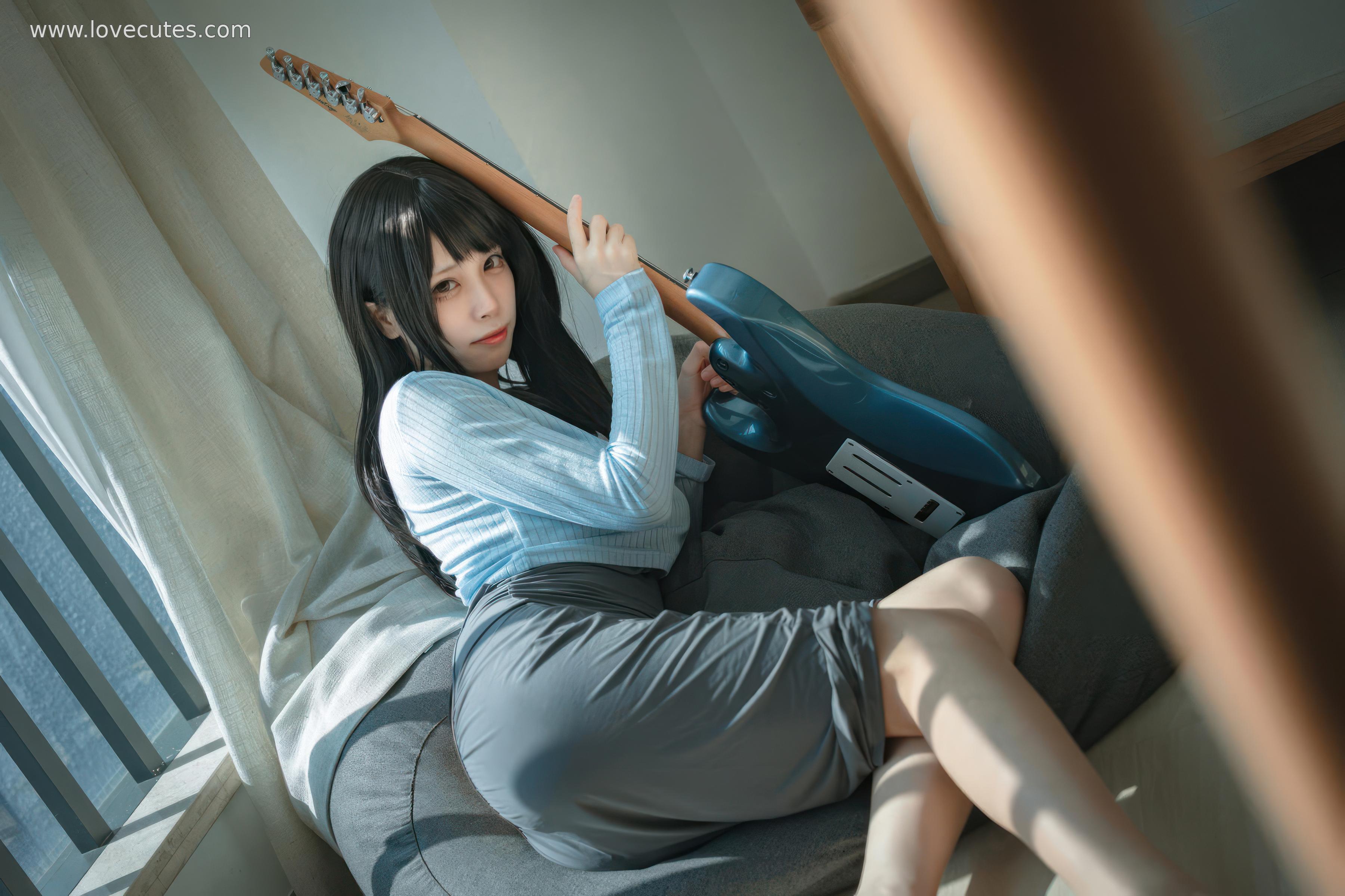 [cosplay] 三無人型 - 吉他妹妹：原创吉他少女造型还原 音乐主题与舞台感结合 自然氛围下的人物神态与青春感呈现 24P
