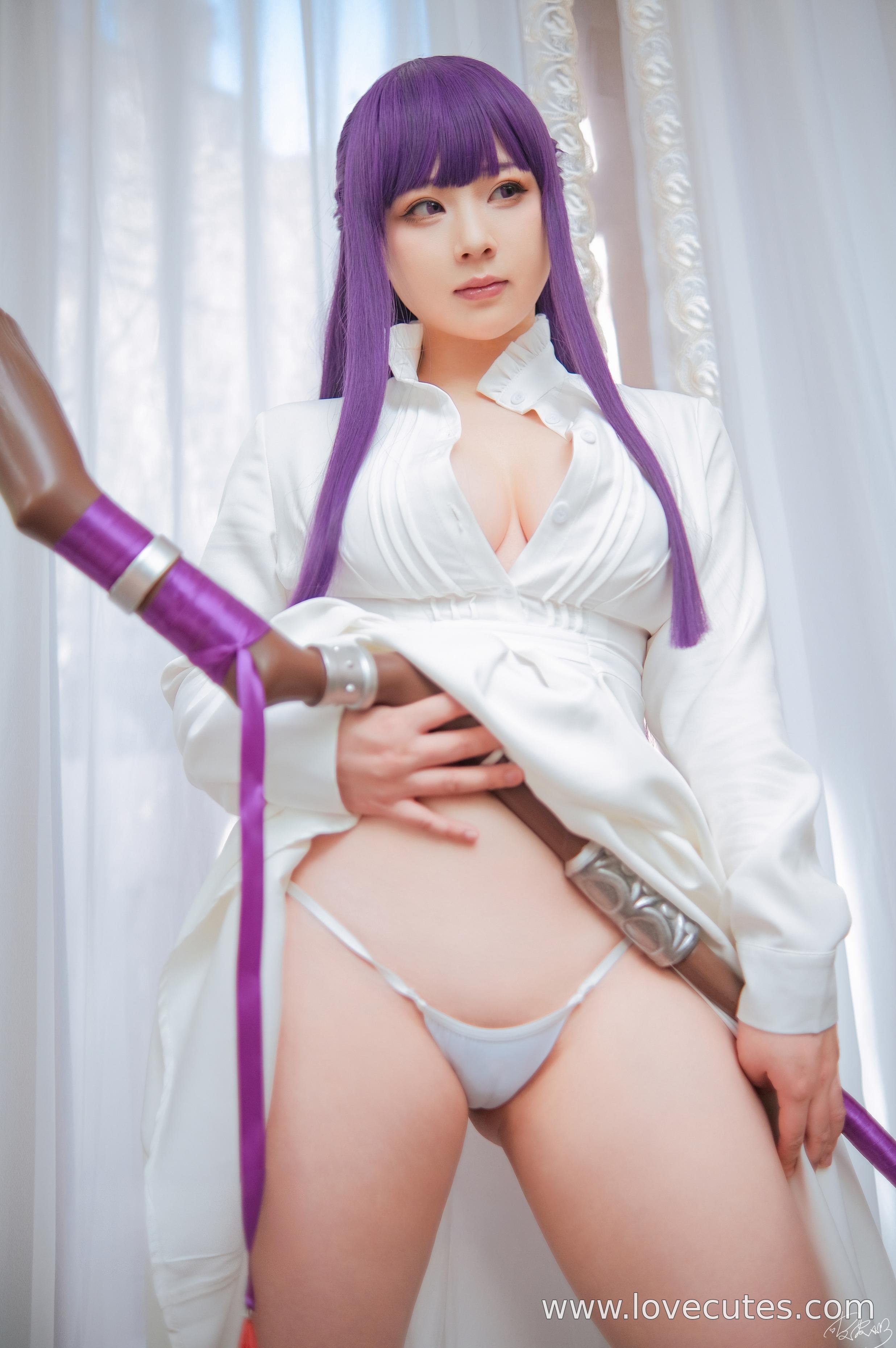 [cosplay] 皮皮奶 - 菲伦：葬送的芙莉莲中菲伦角色造型还原 法师服装与沉静气质呈现 简洁场景突出角色神态与氛围表现 62P