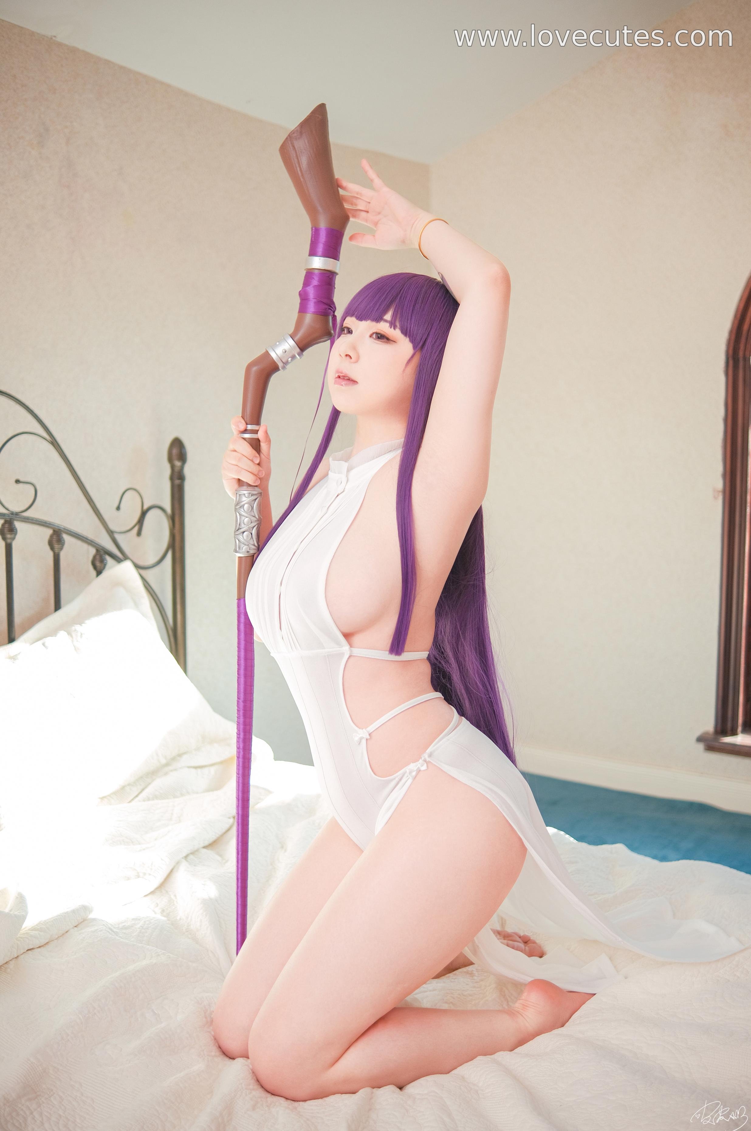 [cosplay] 皮皮奶 - 菲伦：葬送的芙莉莲中菲伦角色造型还原 法师服装与沉静气质呈现 简洁场景突出角色神态与氛围表现 62P
