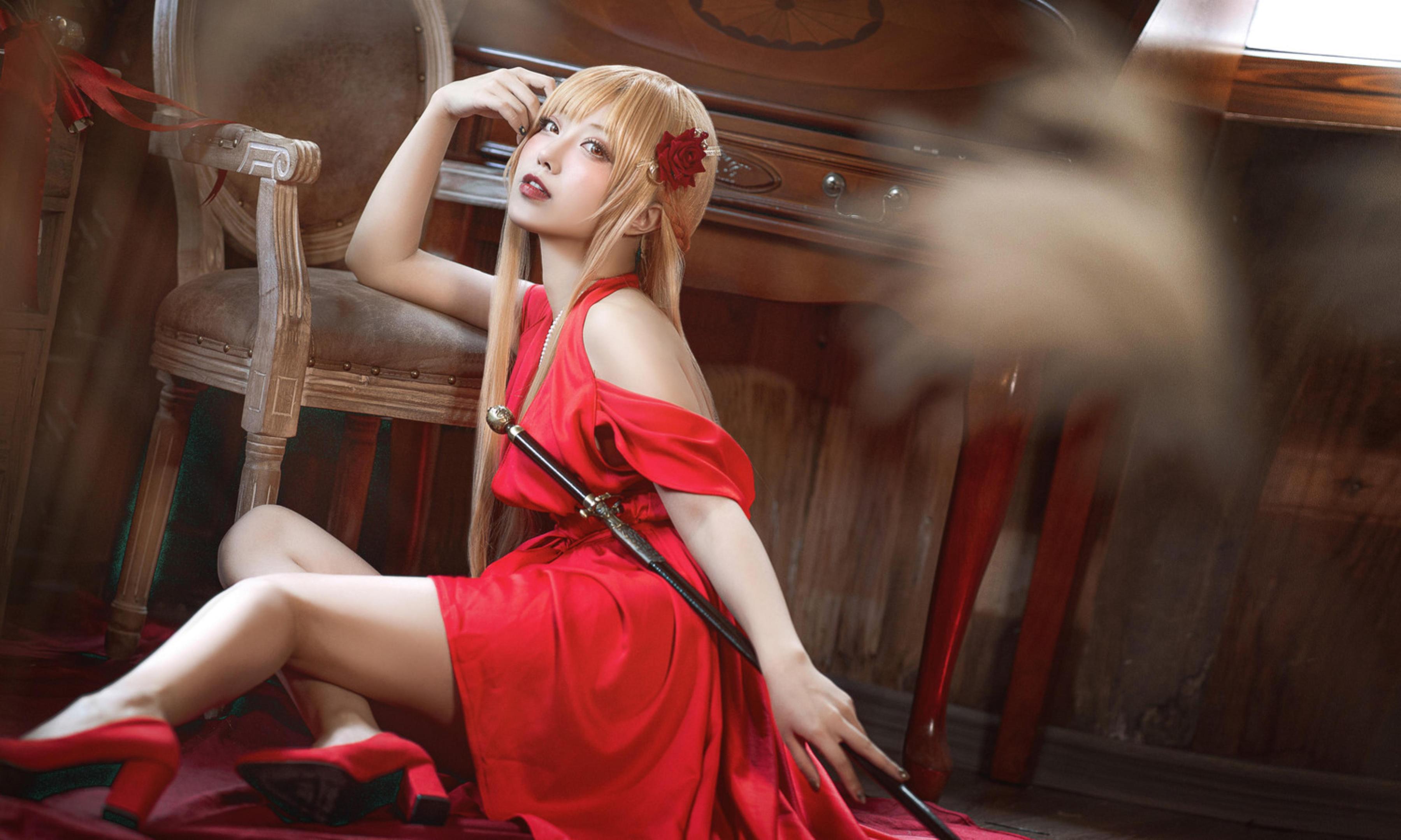 [cosplay] 切切Celia - 亚丝娜礼服：红色礼服造型很抢眼 角色气质拿捏到位 优雅中带点性感 28P