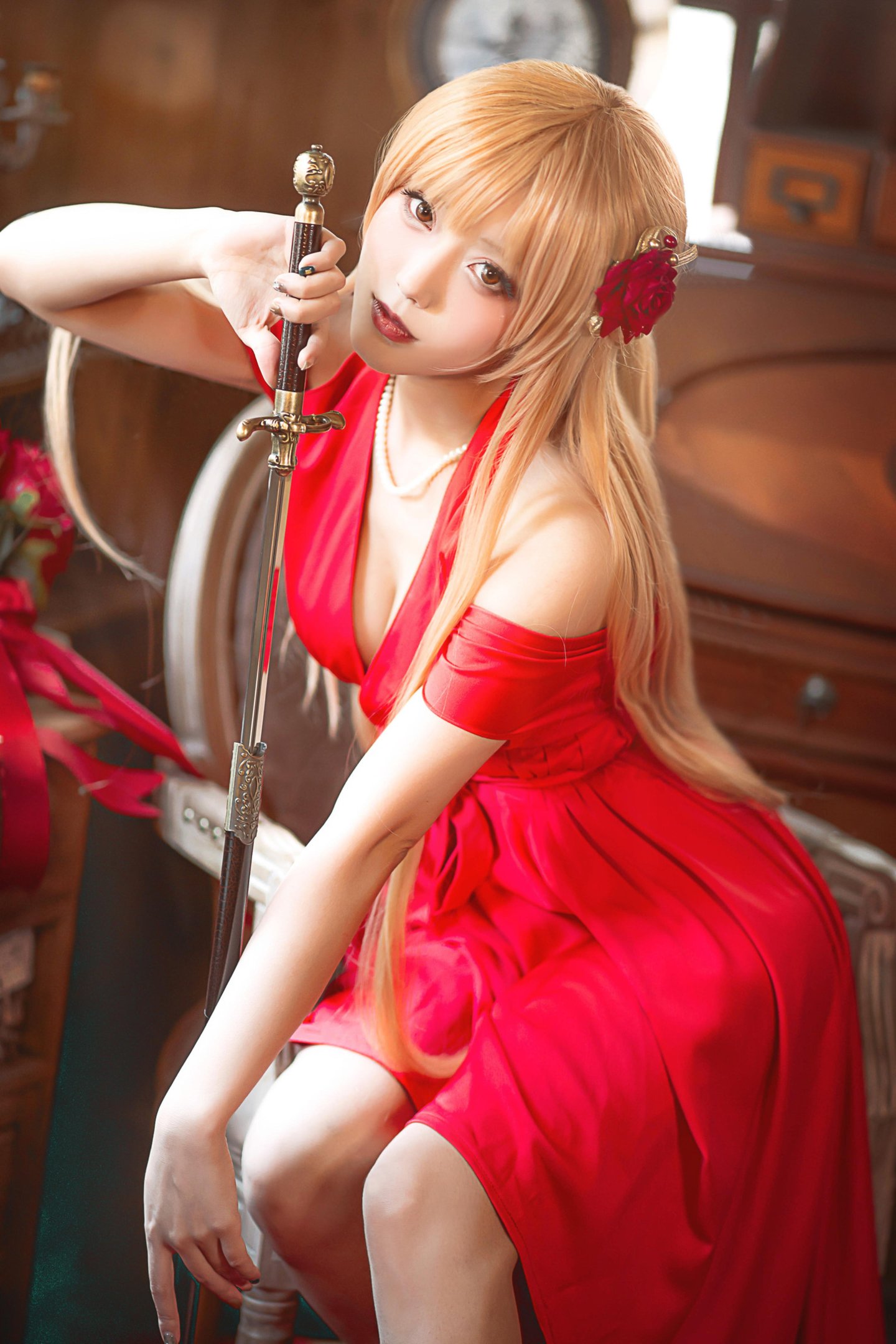 [cosplay] 切切Celia - 亚丝娜礼服：红色礼服造型很抢眼 角色气质拿捏到位 优雅中带点性感 28P