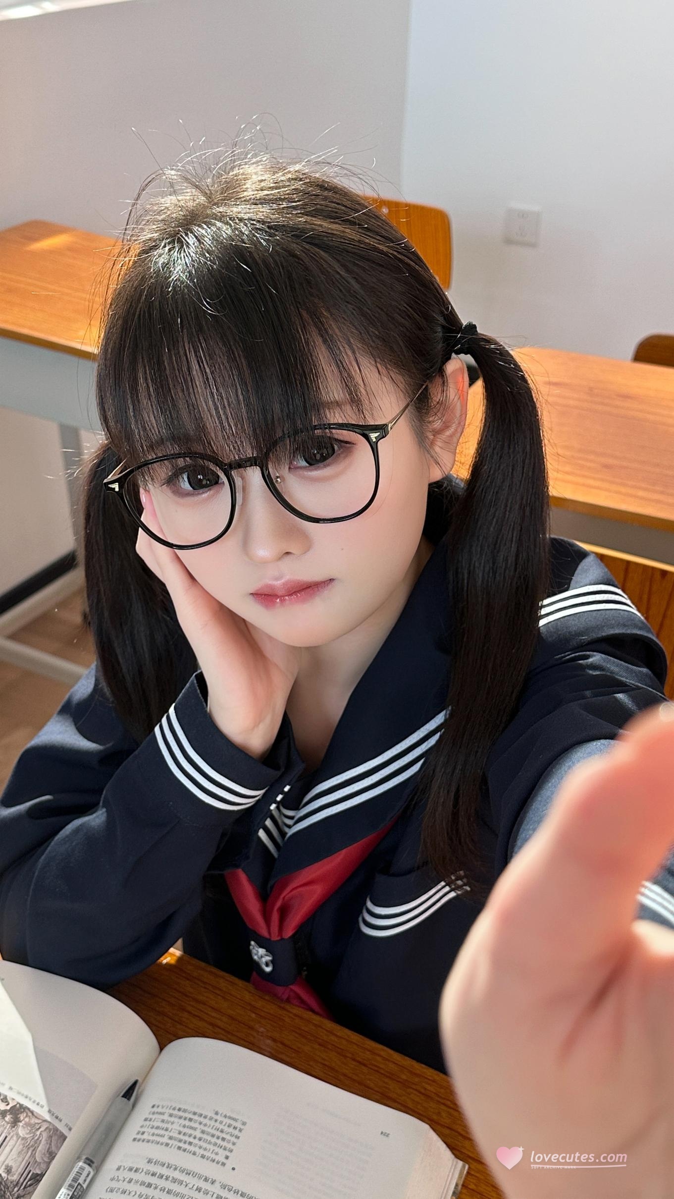 [写真] 幼水铃衣 - 靡途：JK制服搭配双马尾眼镜的少女感 清纯可爱氛围很足 细节蕾丝也很加分 169P