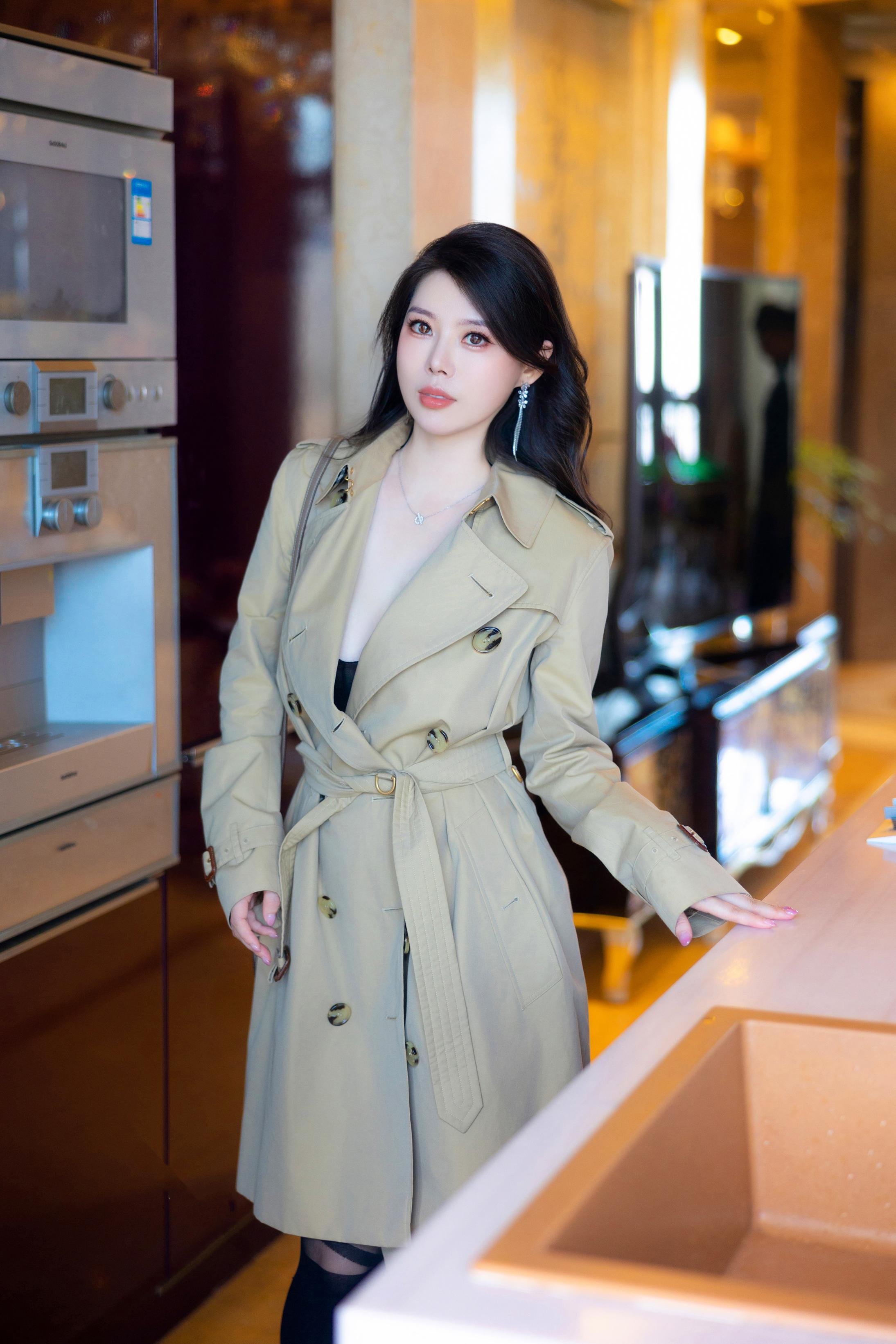 [Người mẫu] Bạch Như Tuyết - Áo khoác đen và tất đen: Chất liệu lạnh lùng của áo khoác và tất đen, bối cảnh bồn tắm tạo không khí gợi cảm, 84P