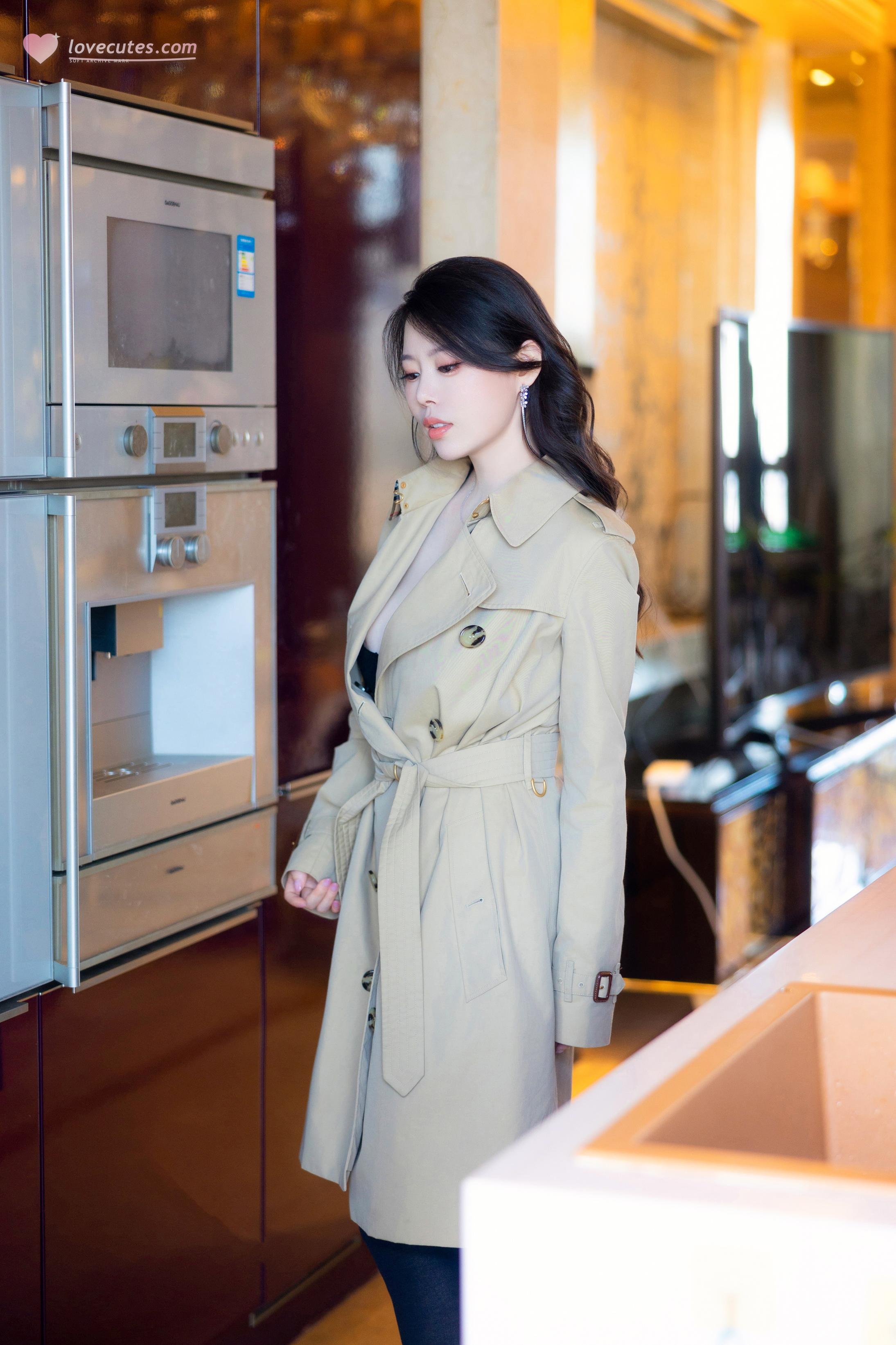 [Người mẫu] Bạch Như Tuyết - Áo khoác đen và tất đen: Chất liệu lạnh lùng của áo khoác và tất đen, bối cảnh bồn tắm tạo không khí gợi cảm, 84P