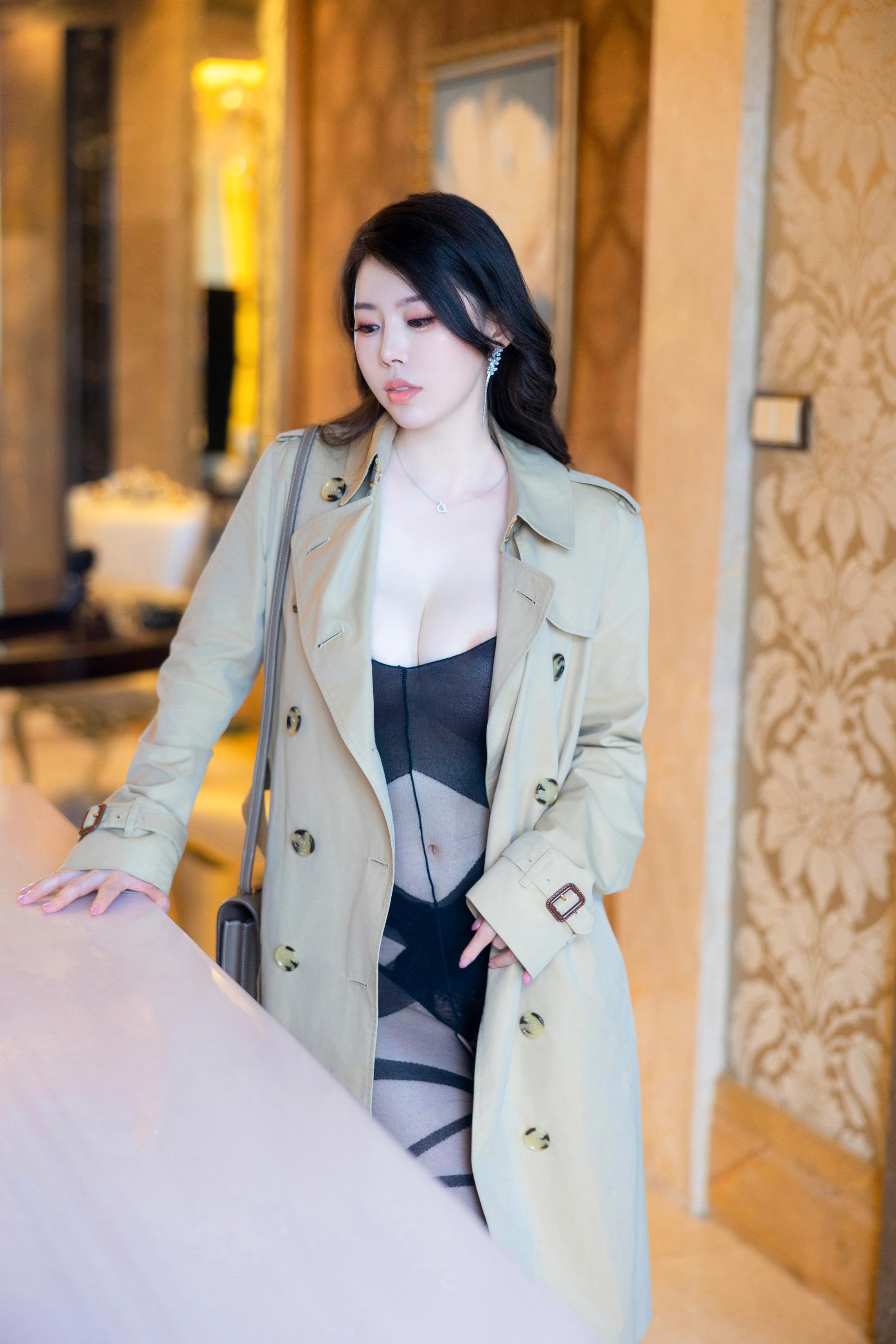 [Người mẫu] Bạch Như Tuyết - Áo khoác đen và tất đen: Chất liệu lạnh lùng của áo khoác và tất đen, bối cảnh bồn tắm tạo không khí gợi cảm, 84P