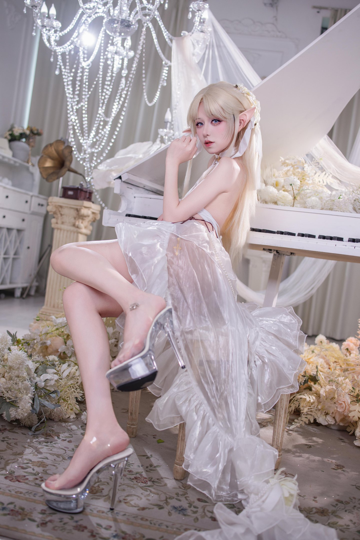 [cosplay] 双木扶苏 - 布雷斯特白天使：白天使造型清冷又优雅 苗条身形配高跟鞋 美腿线条很出彩 40P