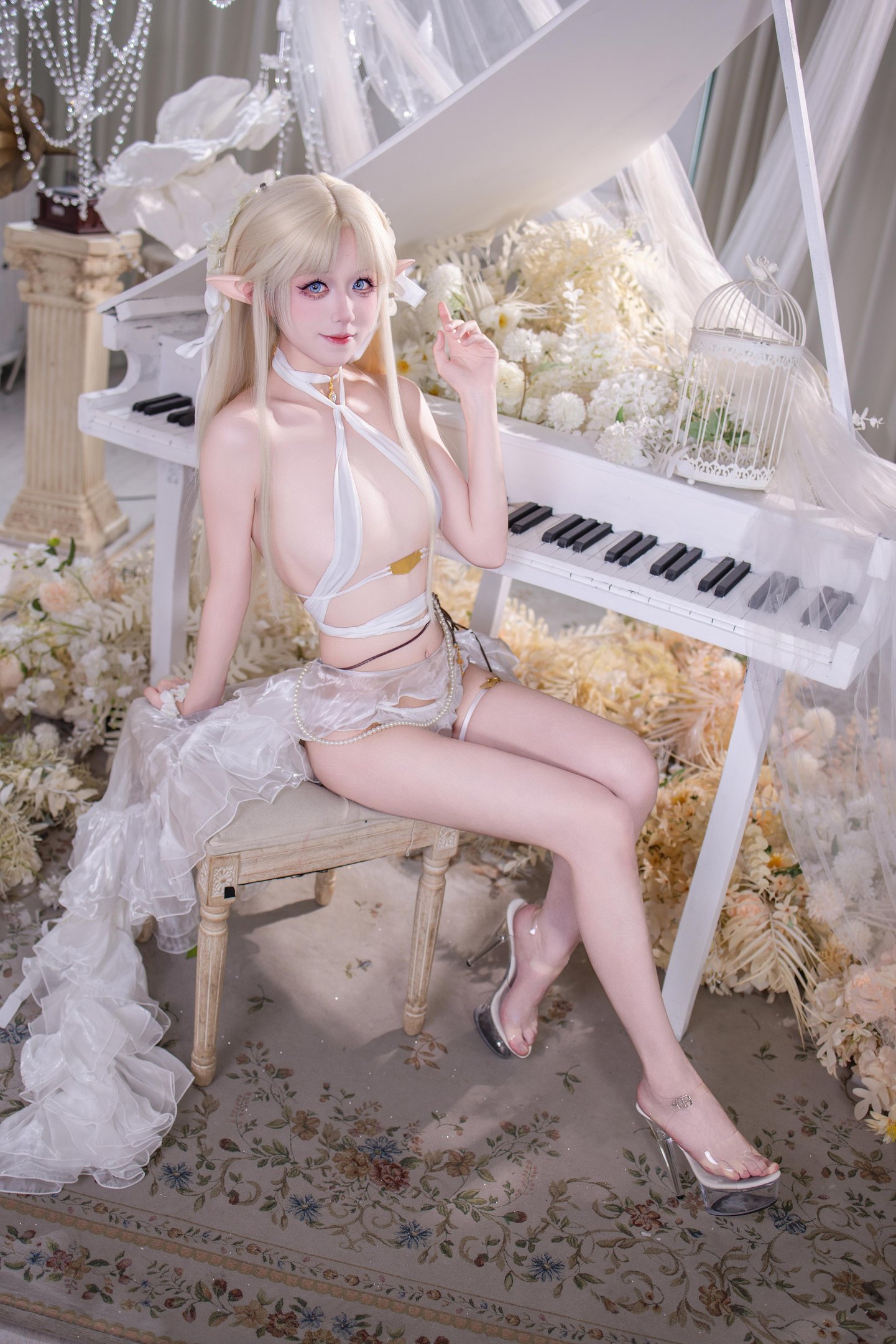 [cosplay] 双木扶苏 - 布雷斯特白天使：白天使造型清冷又优雅 苗条身形配高跟鞋 美腿线条很出彩 40P
