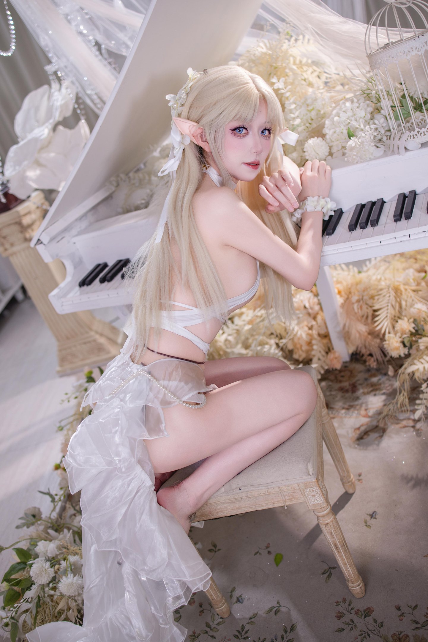 [cosplay] 双木扶苏 - 布雷斯特白天使：白天使造型清冷又优雅 苗条身形配高跟鞋 美腿线条很出彩 40P