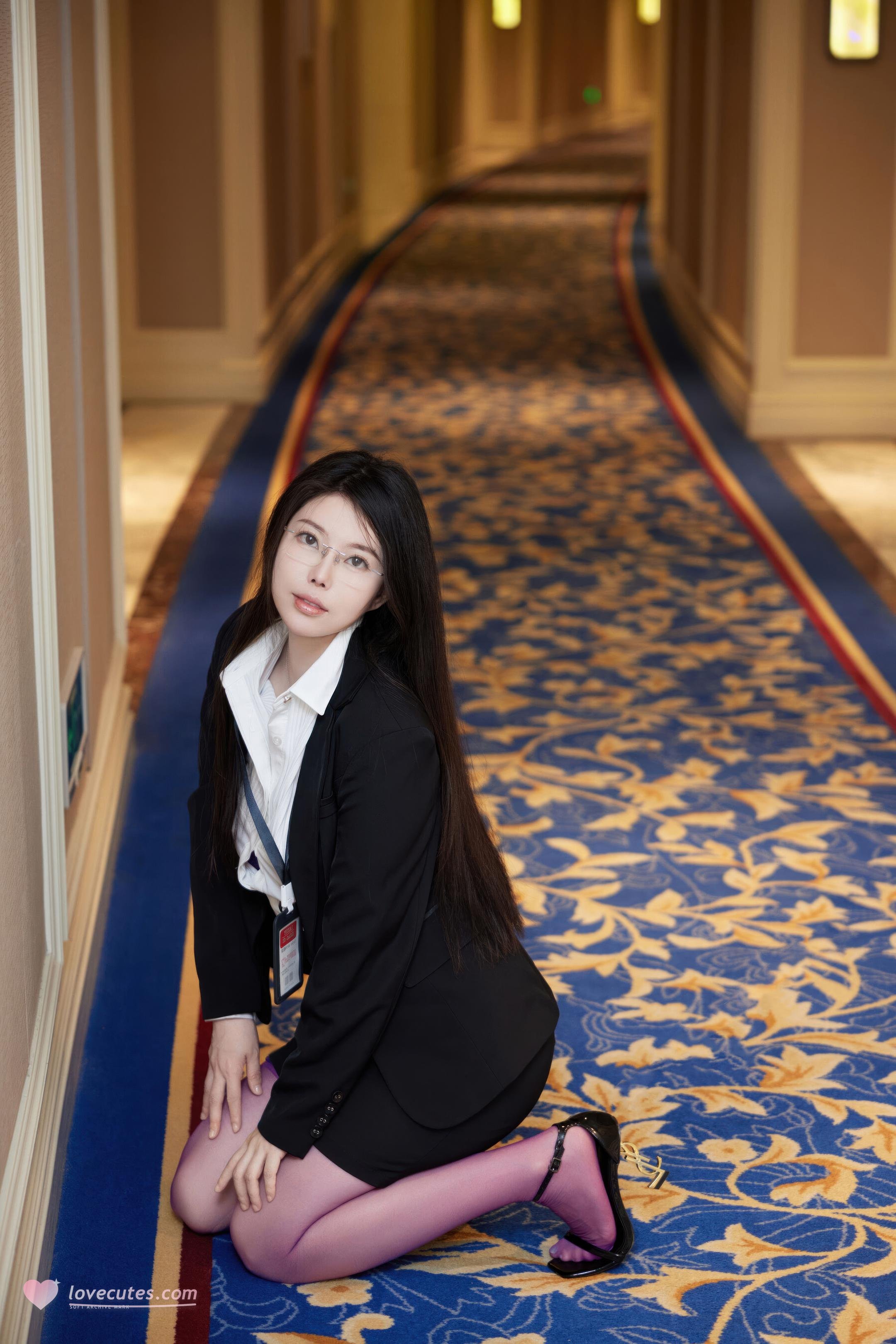 '[Mẫu] Bạch Như Tuyết - Tím Tơ OL: Không Gian Văn Phòng Với Kính Mát, Giày Cao Gót Và Tất Tím, Đường Cong Quyến Rũ 87P'