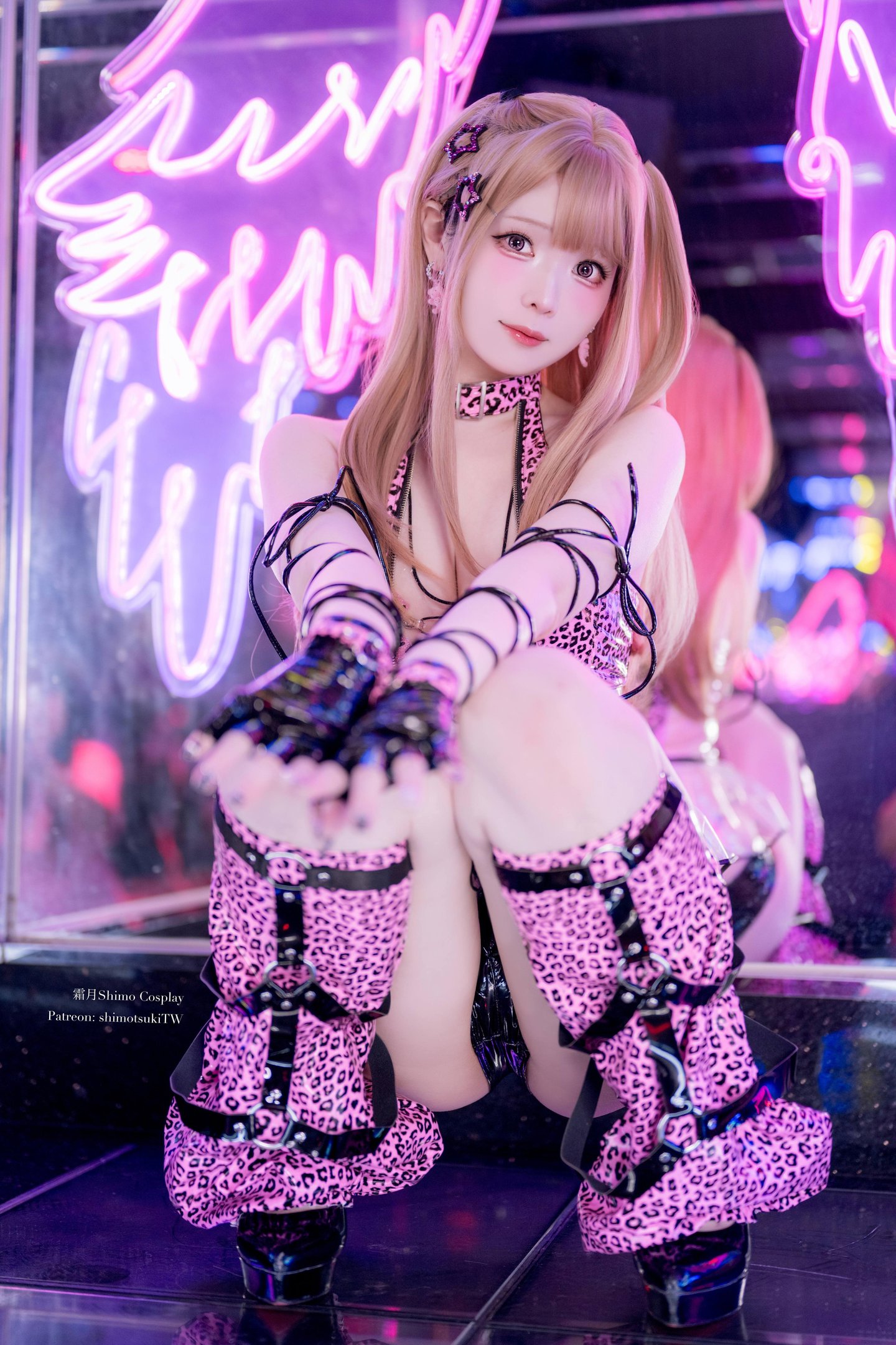 [私房] 霜月shimo - Original Gyaru：豹纹辣妹巨乳露点 霓虹棚拍美腿翘臀 35P
