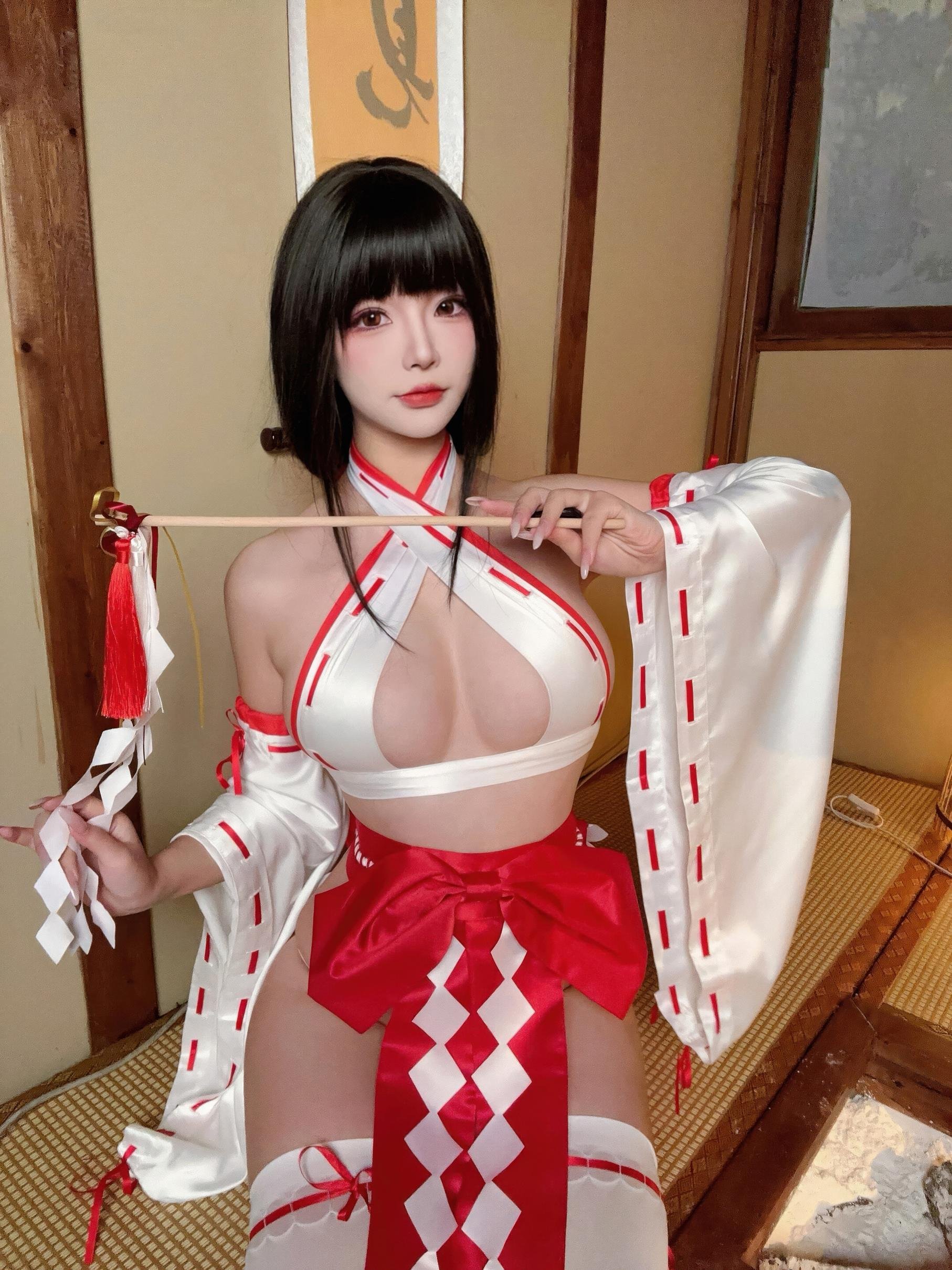 '[私房] yuuhui玉汇 - Patreon 구독 전통 여마법사: 홍백 무녀 가슴 노출 대작 51P2V'