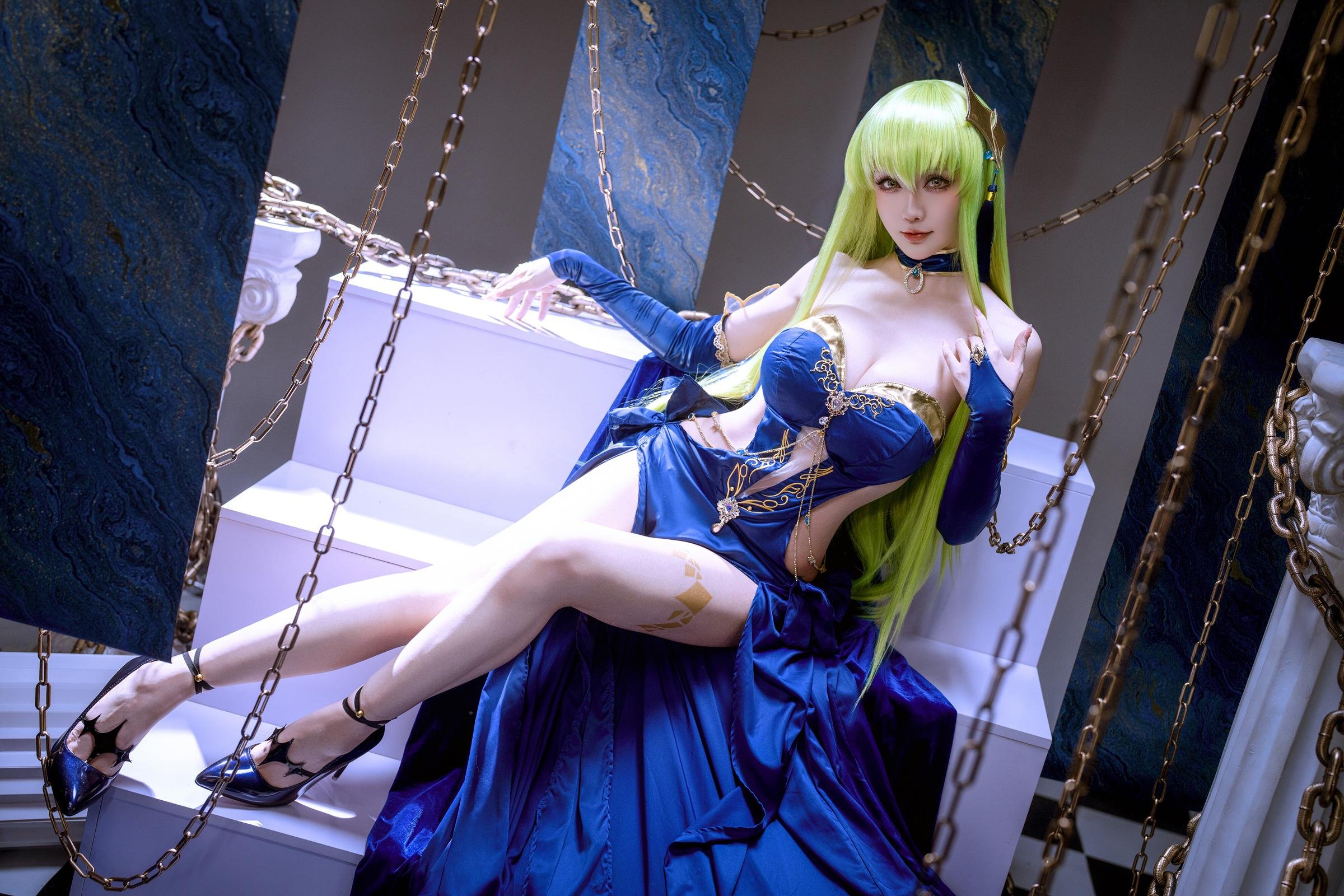 [cosplay] 星之迟迟Hoshilily - 叛逆的鲁路修 C.C.：蓝色礼裙巨乳长腿 锁链布景还原 29P