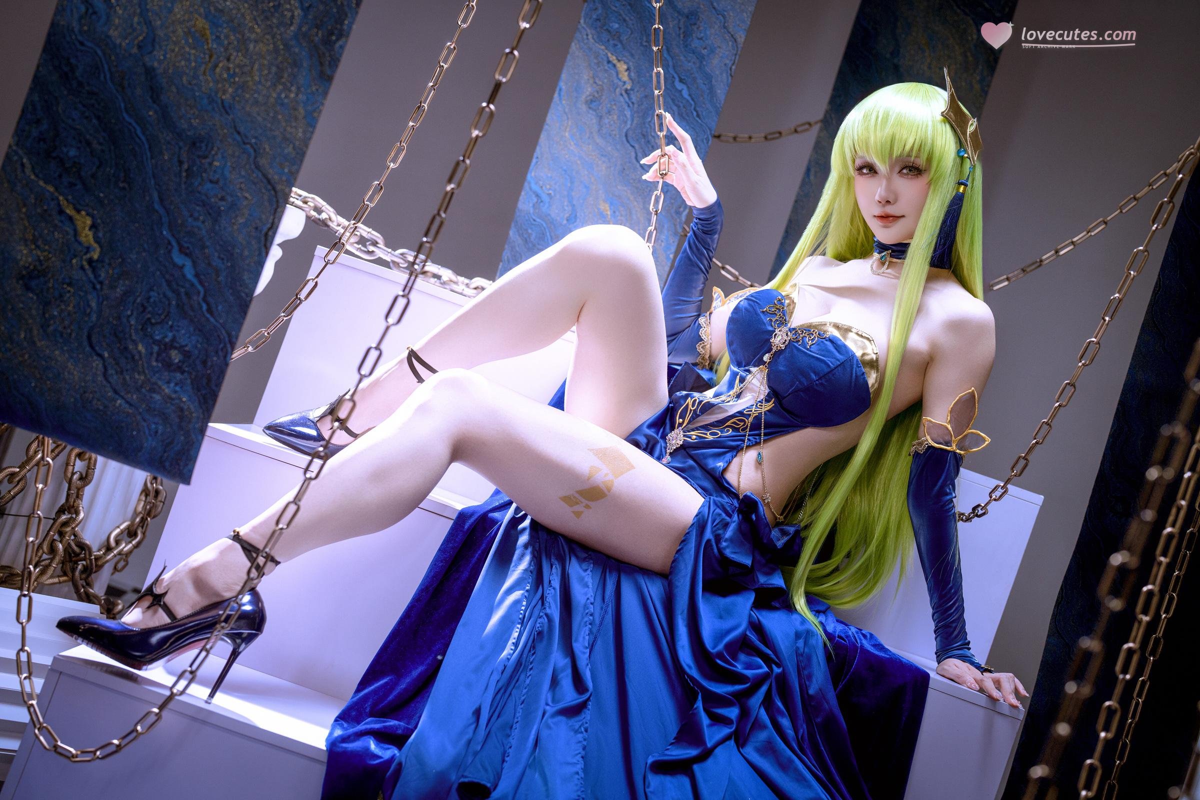 [cosplay] 星之迟迟Hoshilily - 叛逆的鲁路修 C.C.：蓝色礼裙巨乳长腿 锁链布景还原 29P