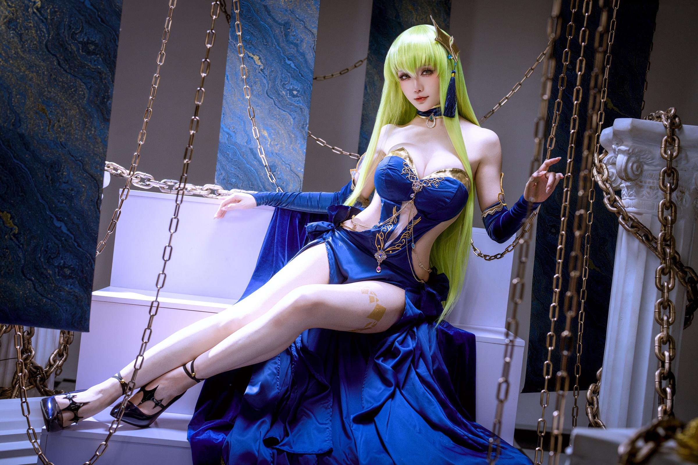 [cosplay] 星之迟迟Hoshilily - 叛逆的鲁路修 C.C.：蓝色礼裙巨乳长腿 锁链布景还原 29P